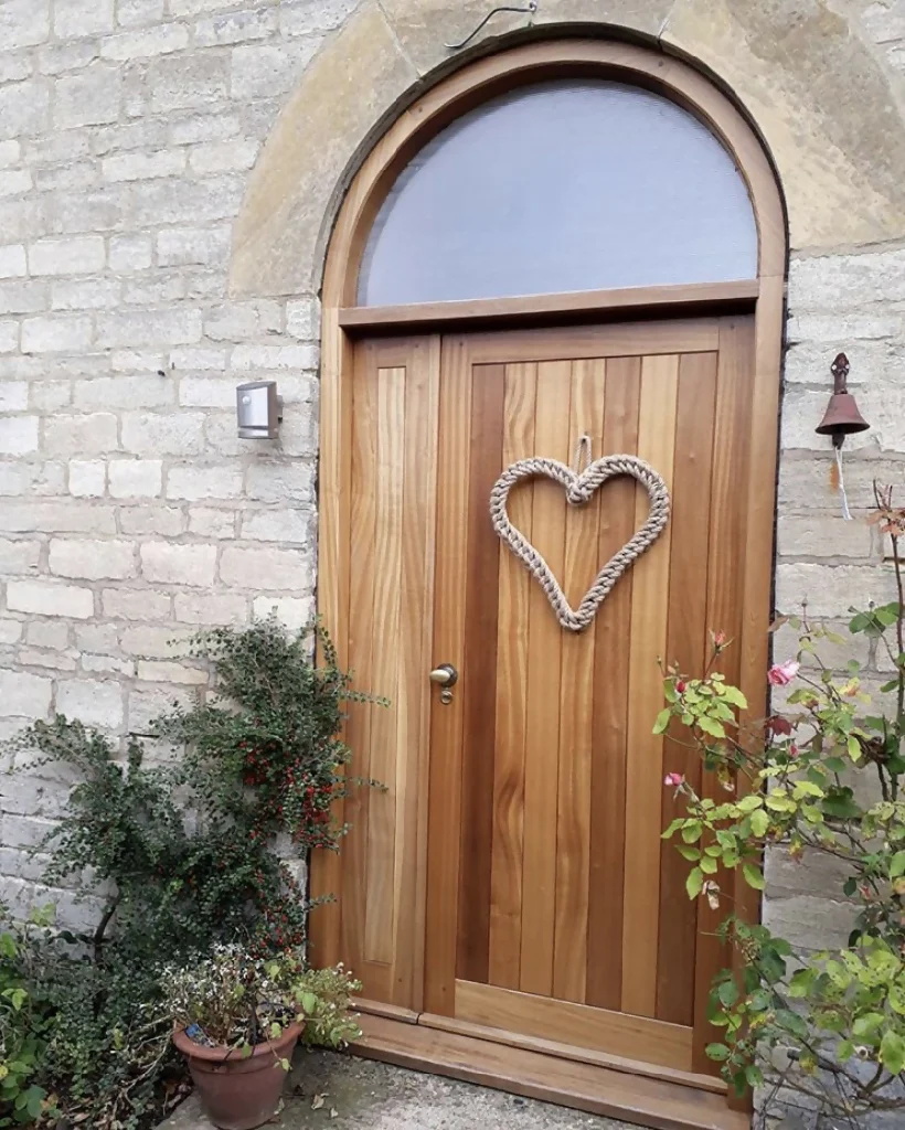 45cm Jute Heart Valentine’s Day Love Wreath - Image 9