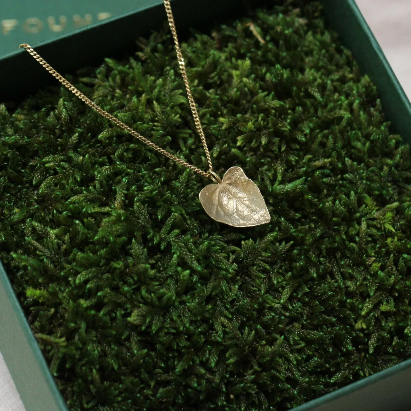 9ct Gold Ivy Leaf Pendant - Image 2