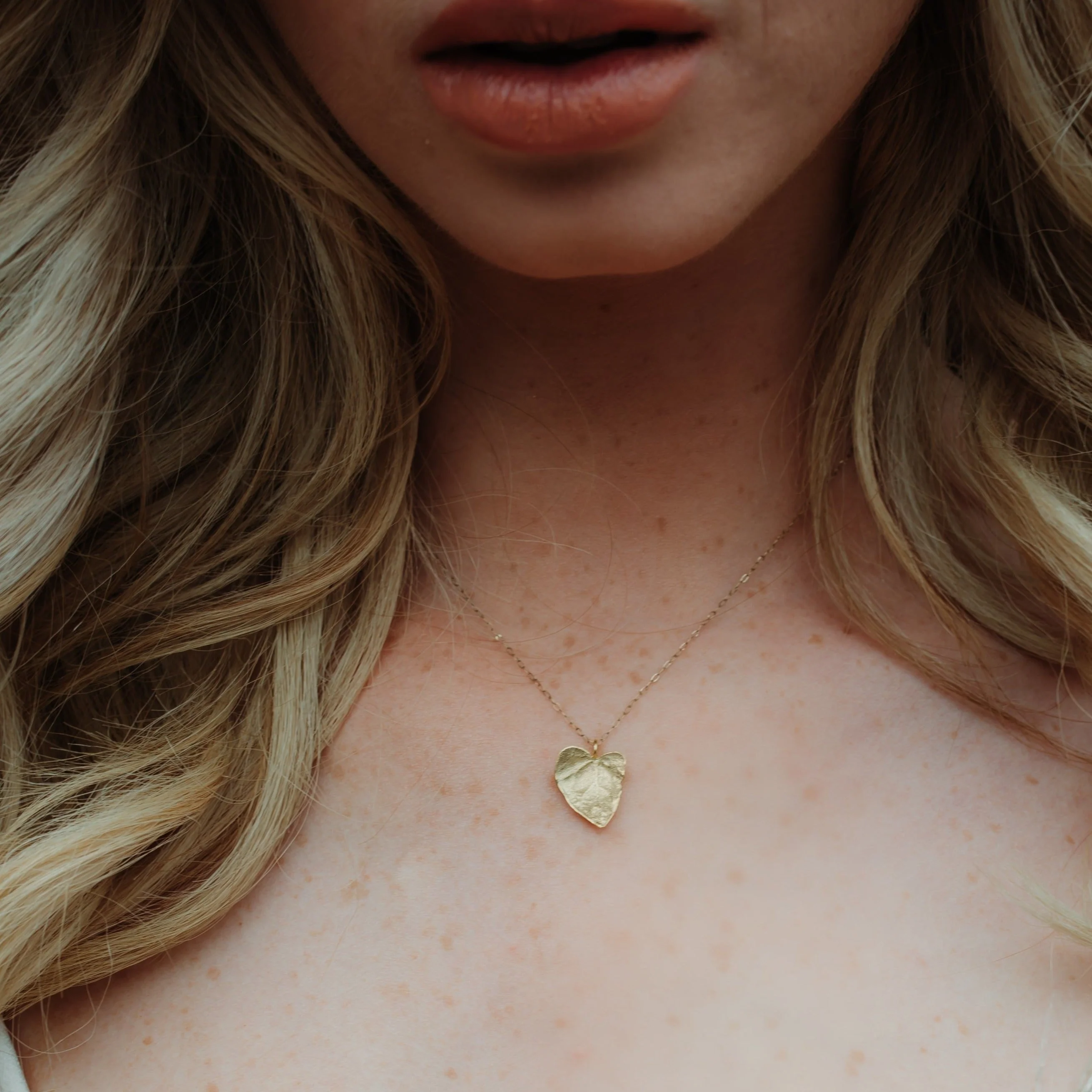 9ct Gold Ivy Leaf Pendant - Image 4