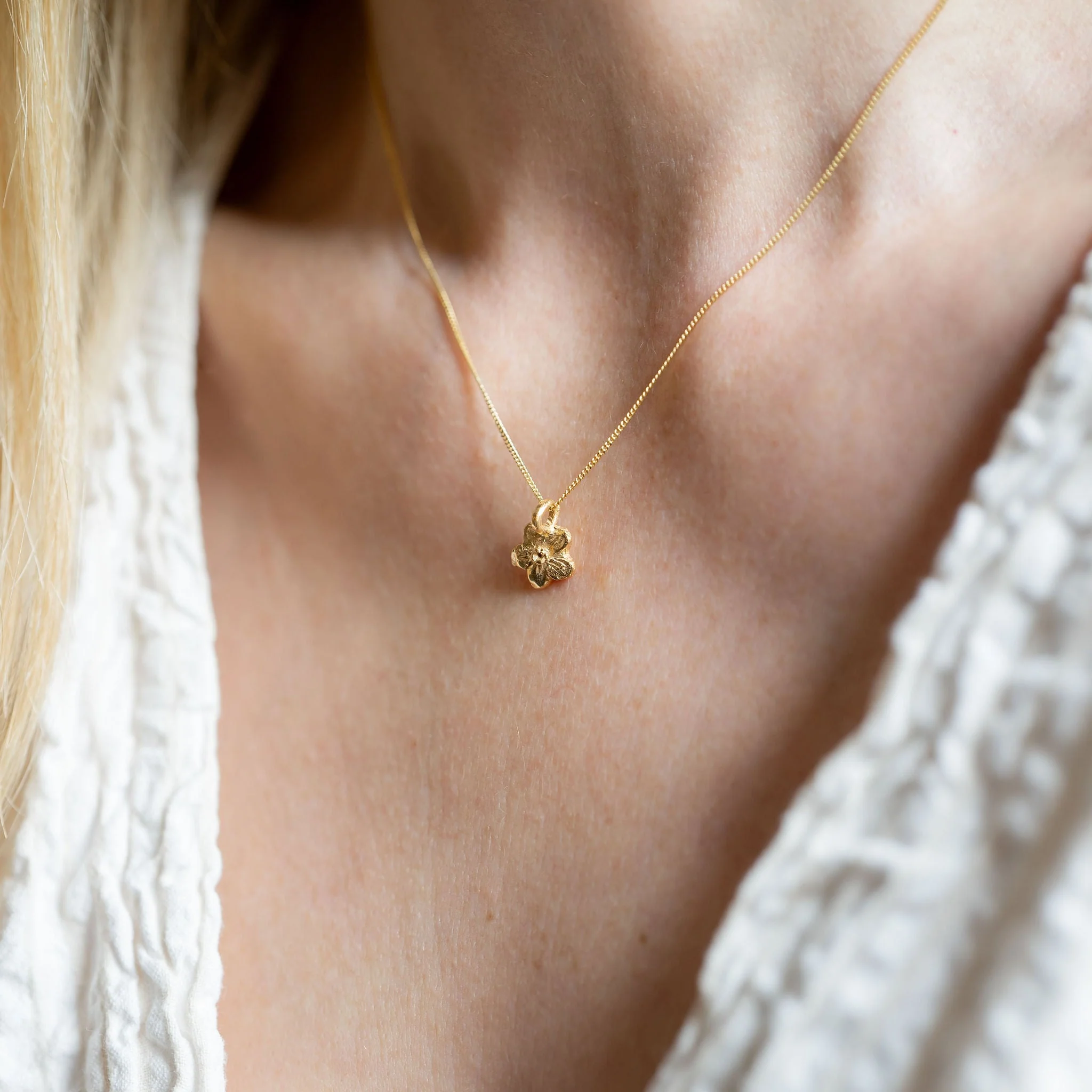 9ct yellow gold plated Forget-me-knot pendant - Image 3
