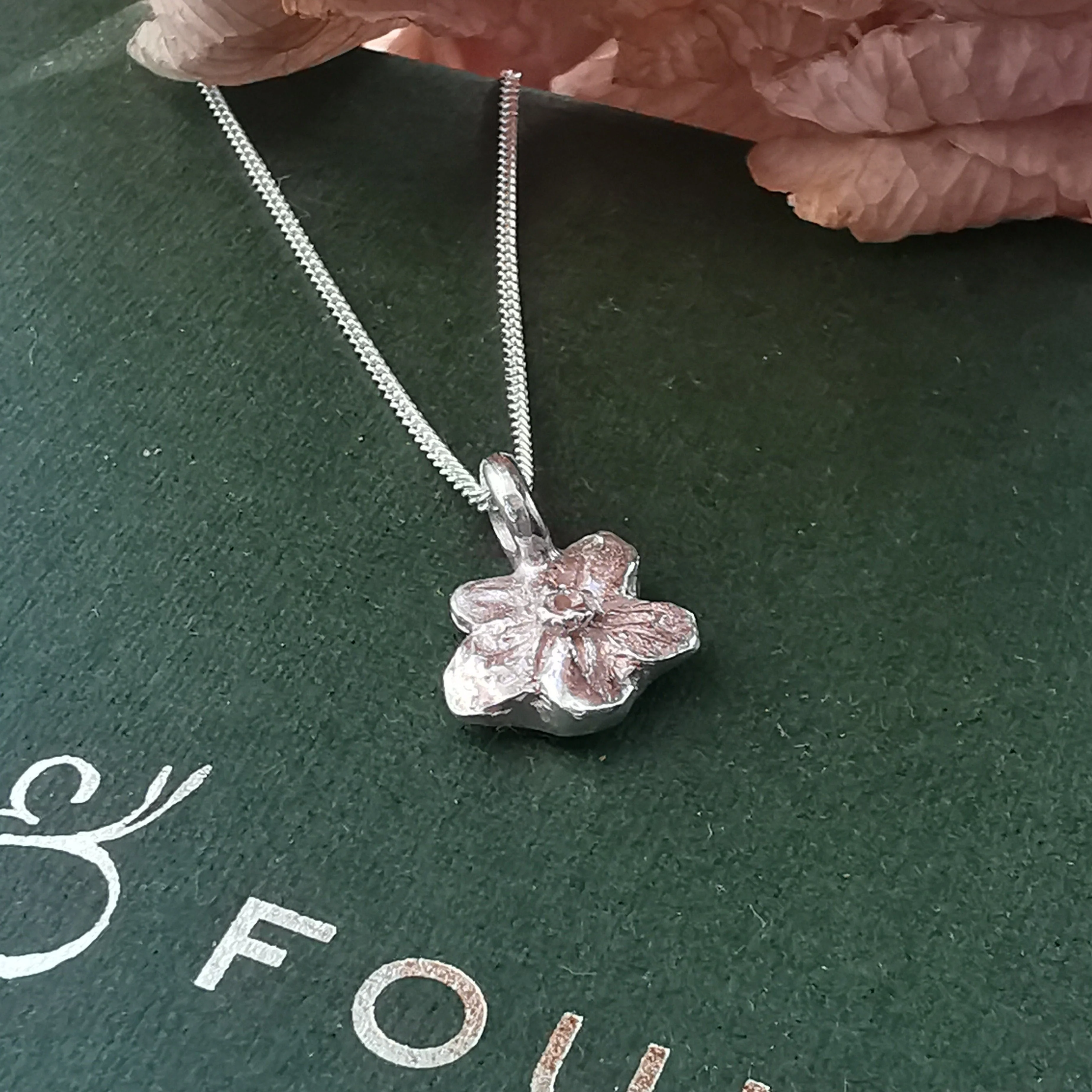 9ct yellow gold plated Forget-me-knot pendant - Image 4