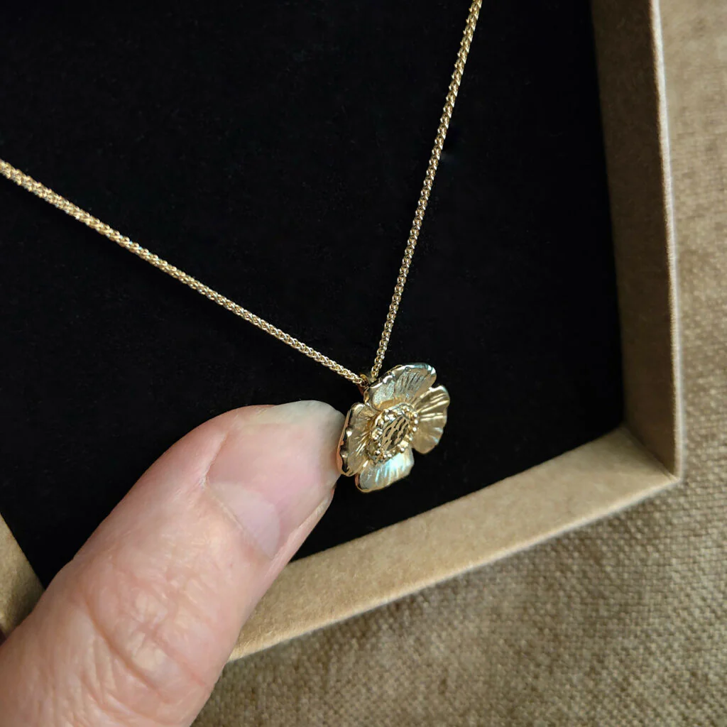 9ct Yellow Gold Poppy Pendant Necklace - Image 3