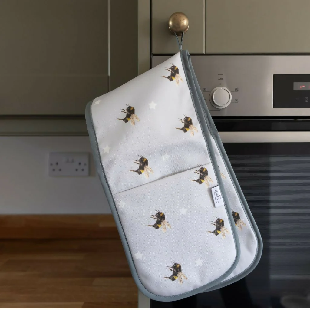 Bee Oven Gloves - Image 2