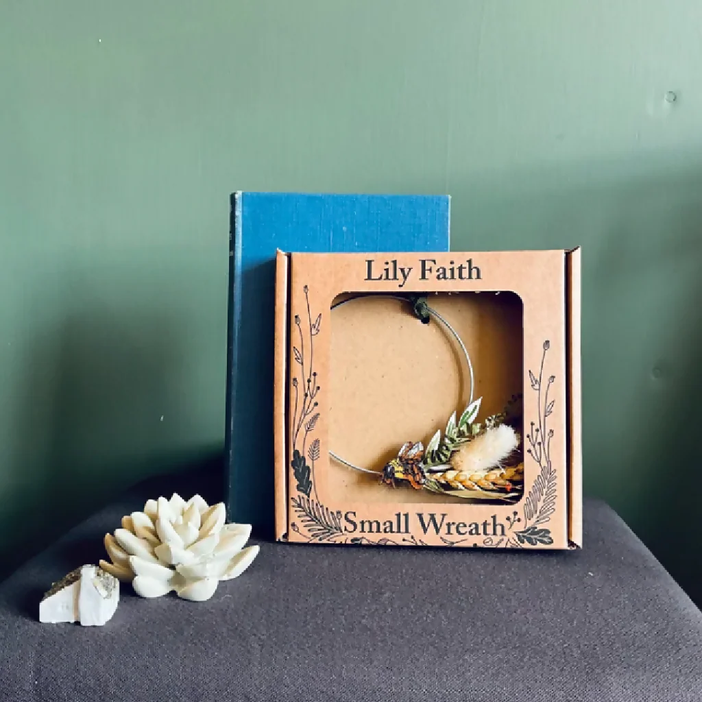 Bee Small Wreath - Image 3