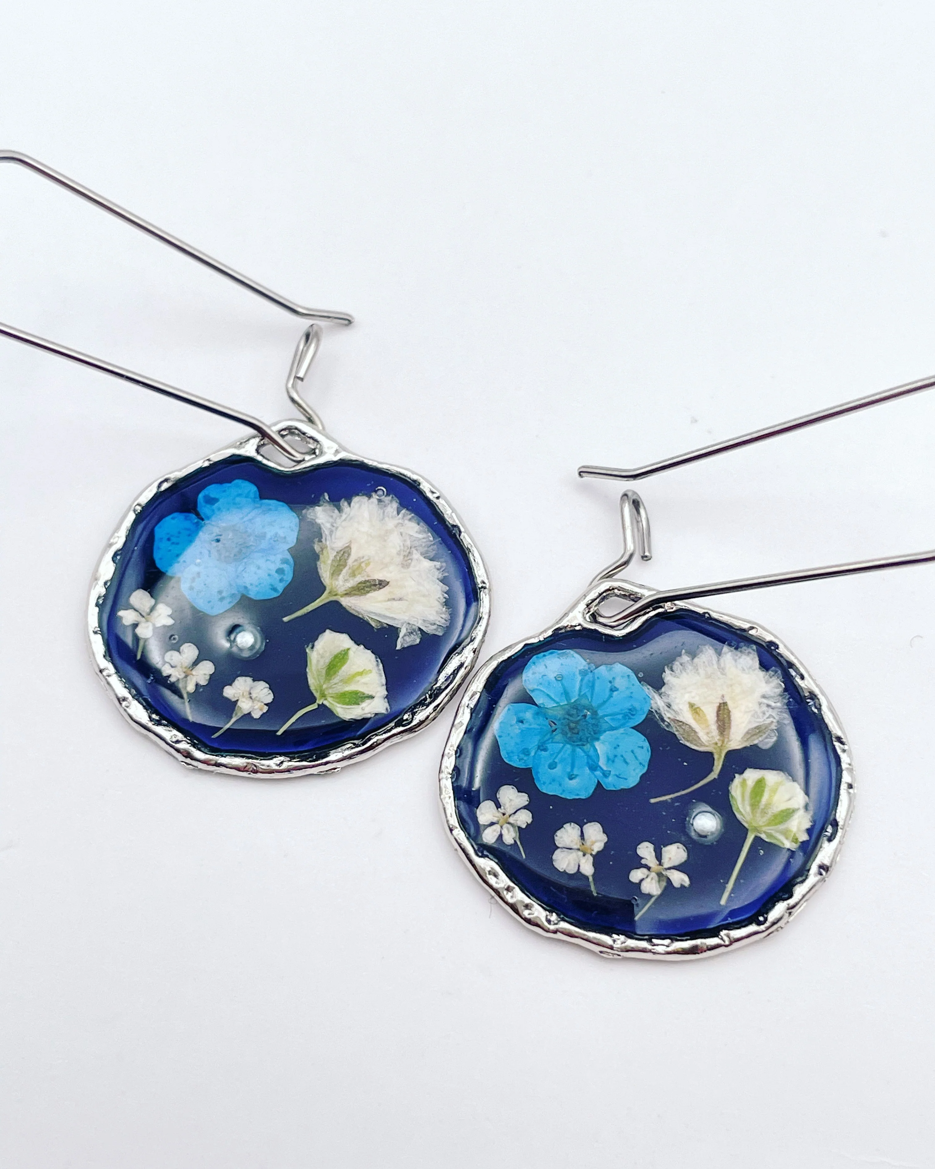 Black dangle earrings with blue and white flowers - Image 5