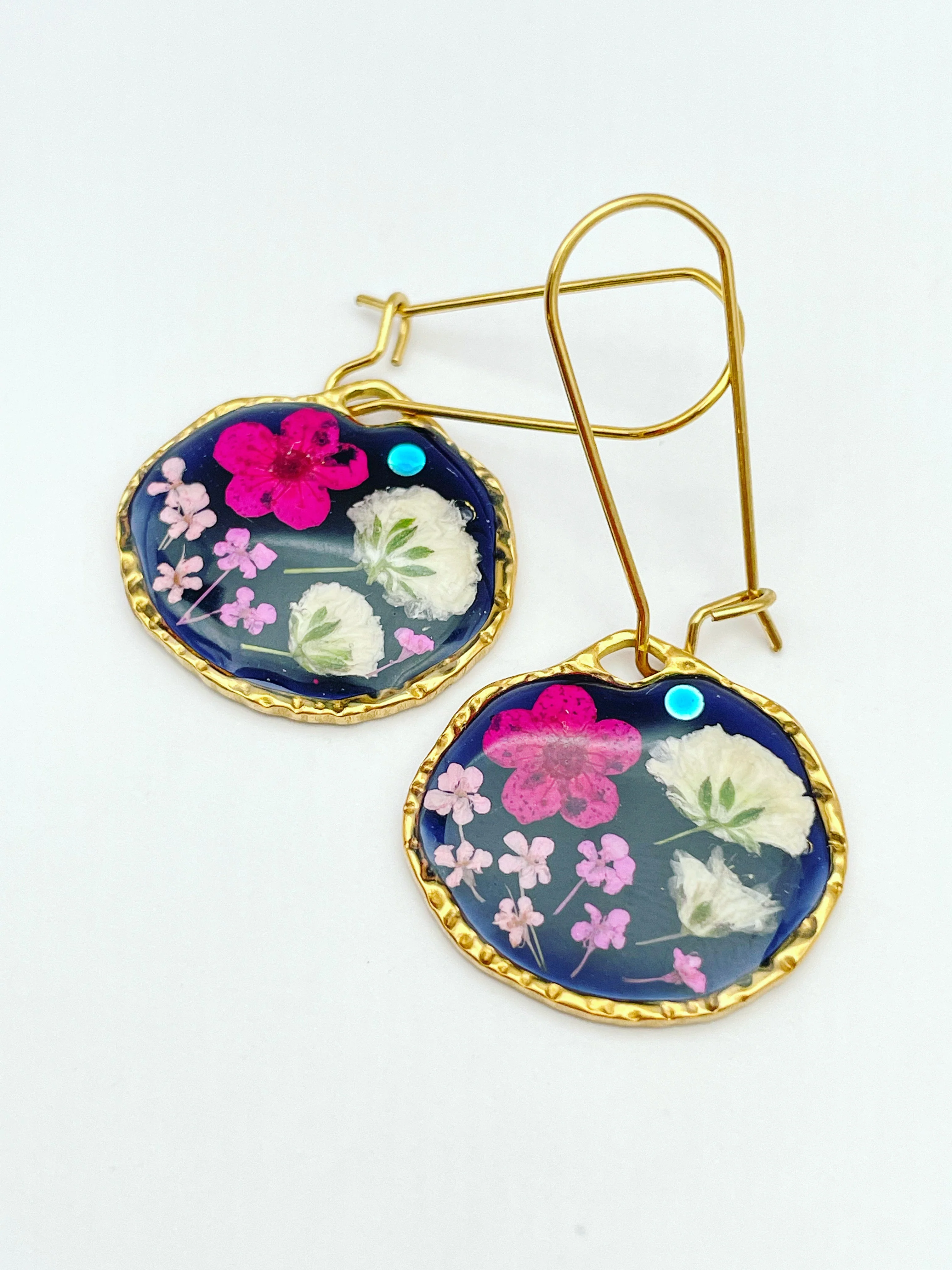 Black earrings with pink and white flowers - Image 2