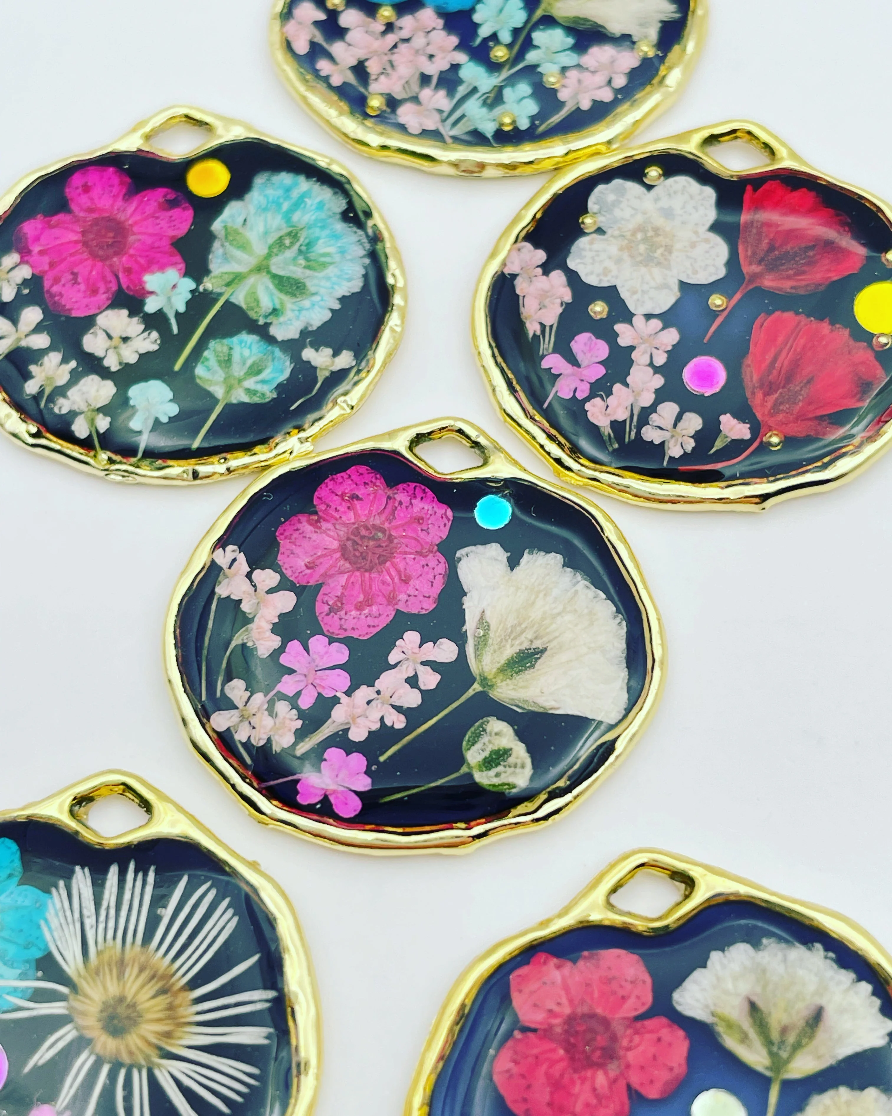 Black earrings with pink and white flowers - Image 4