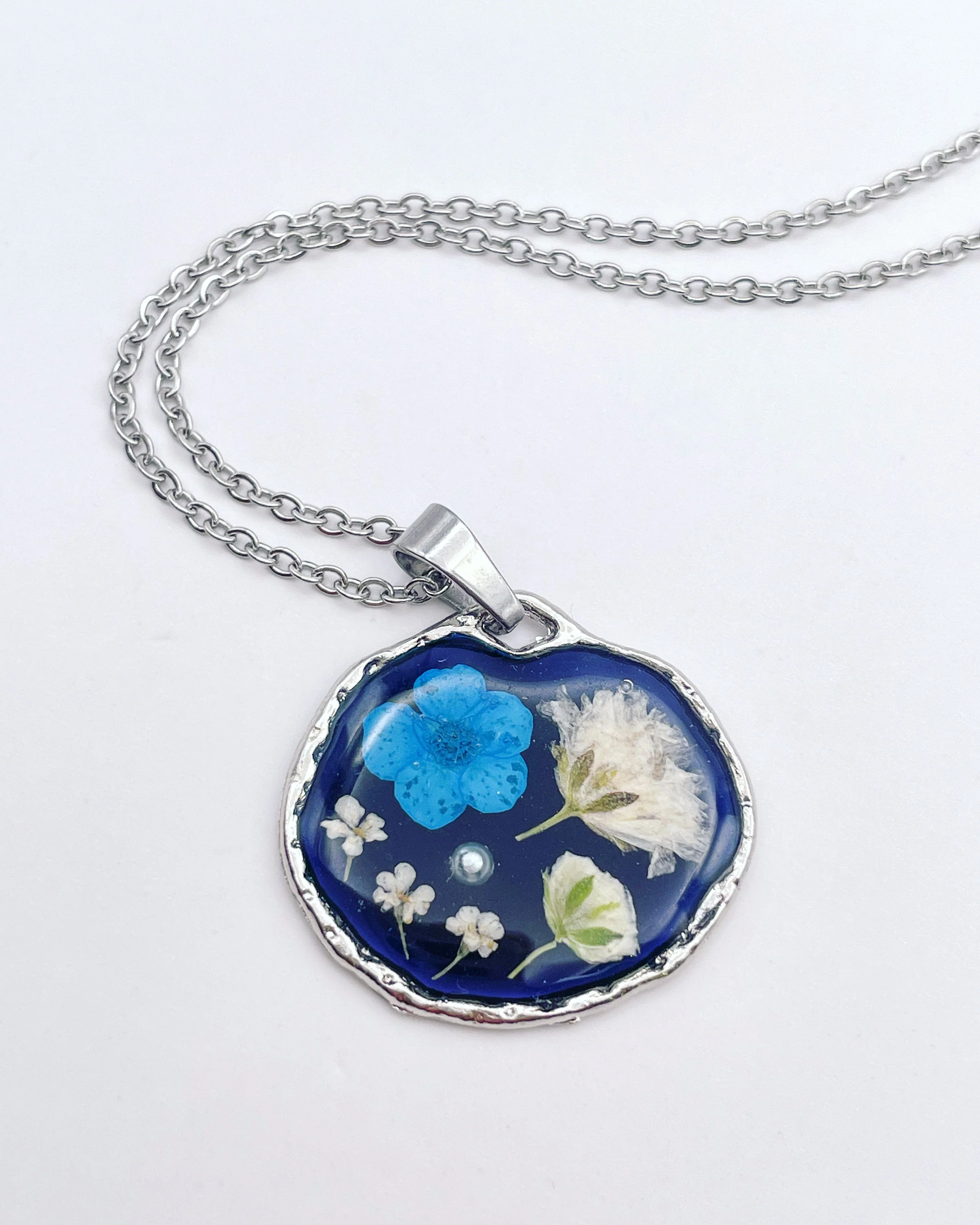 Black necklace with blue and white flowers - Image 2
