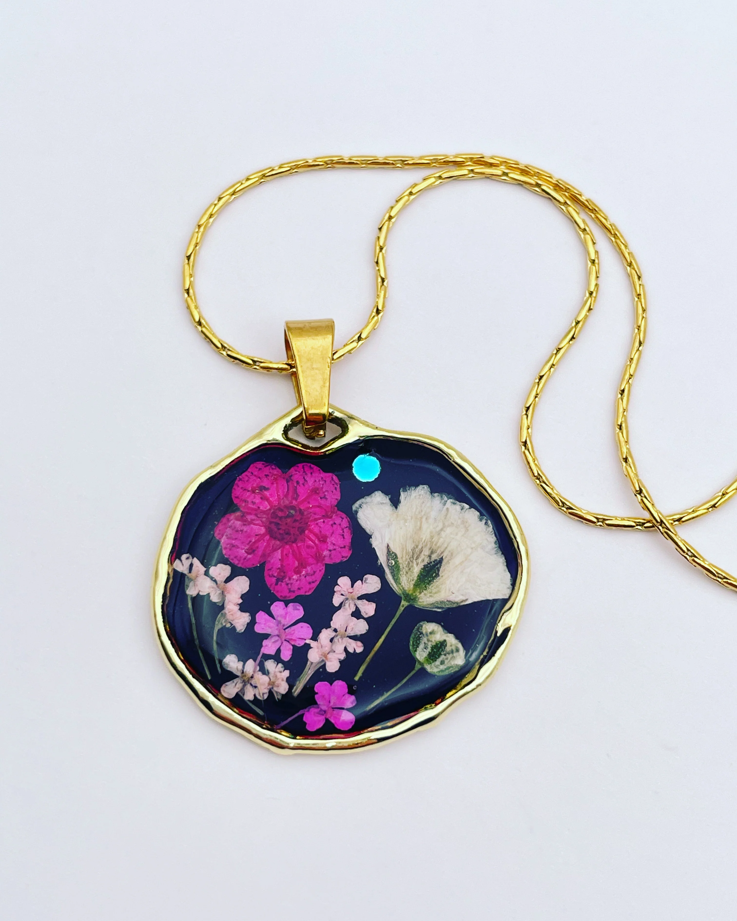 Black pendant necklace with pink and white flowers - Image 3