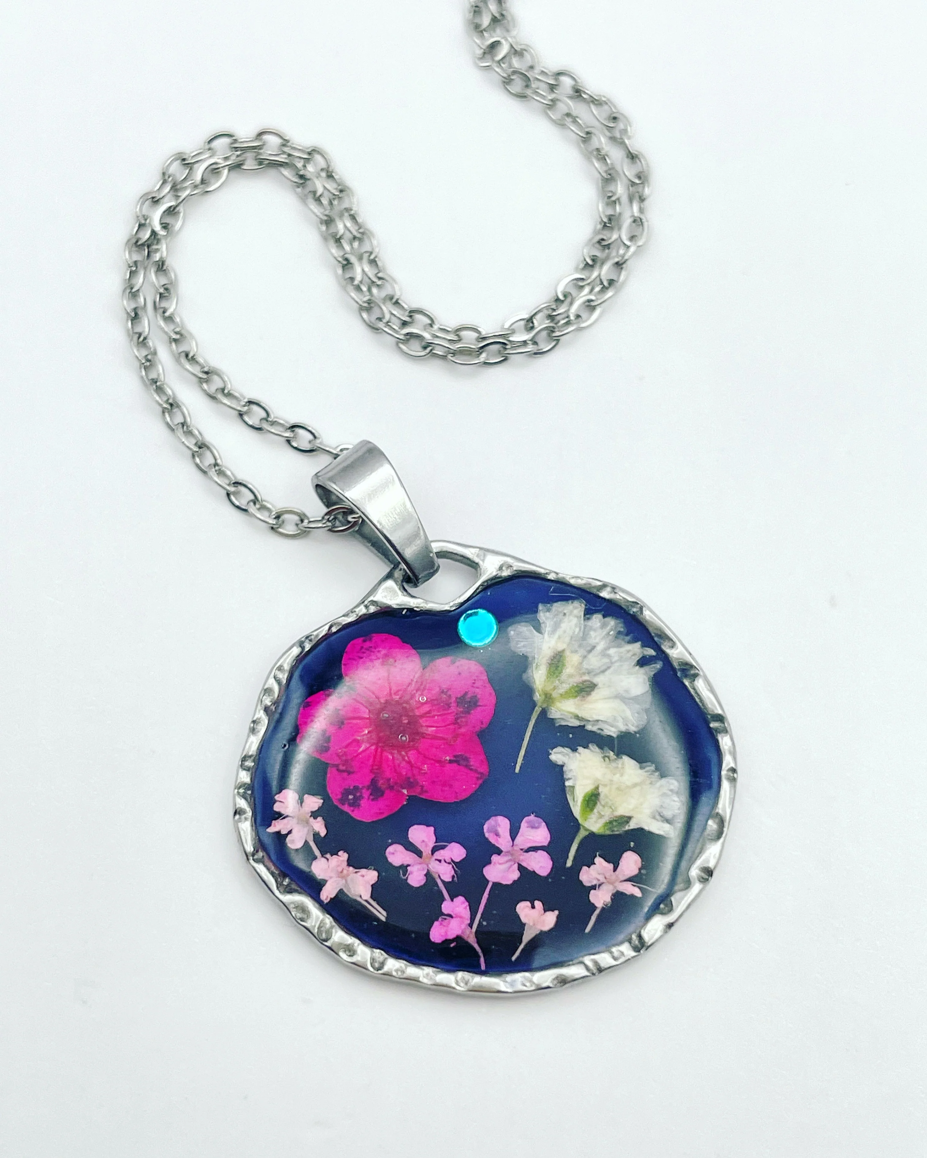 Black pendant necklace with pink and white flowers - Image 6