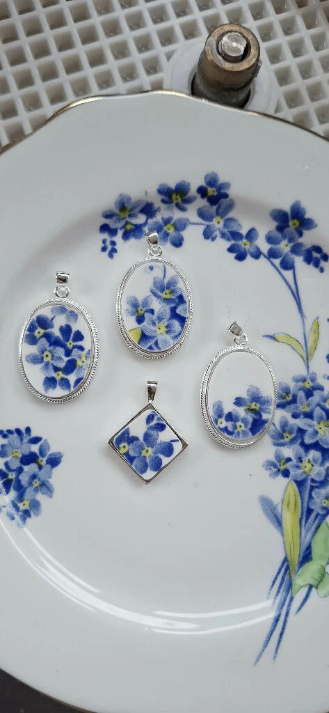 Broken China Forget-Me-Not Pendant - Image 4