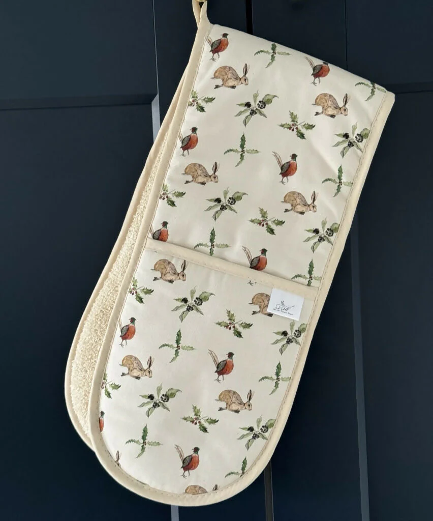 Christmas Hares and Pheasants Oven Gloves - Image 3