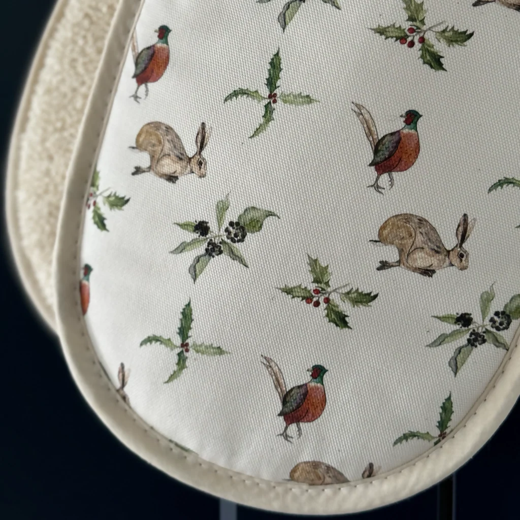 Christmas Hares and Pheasants Oven Gloves - Image 4