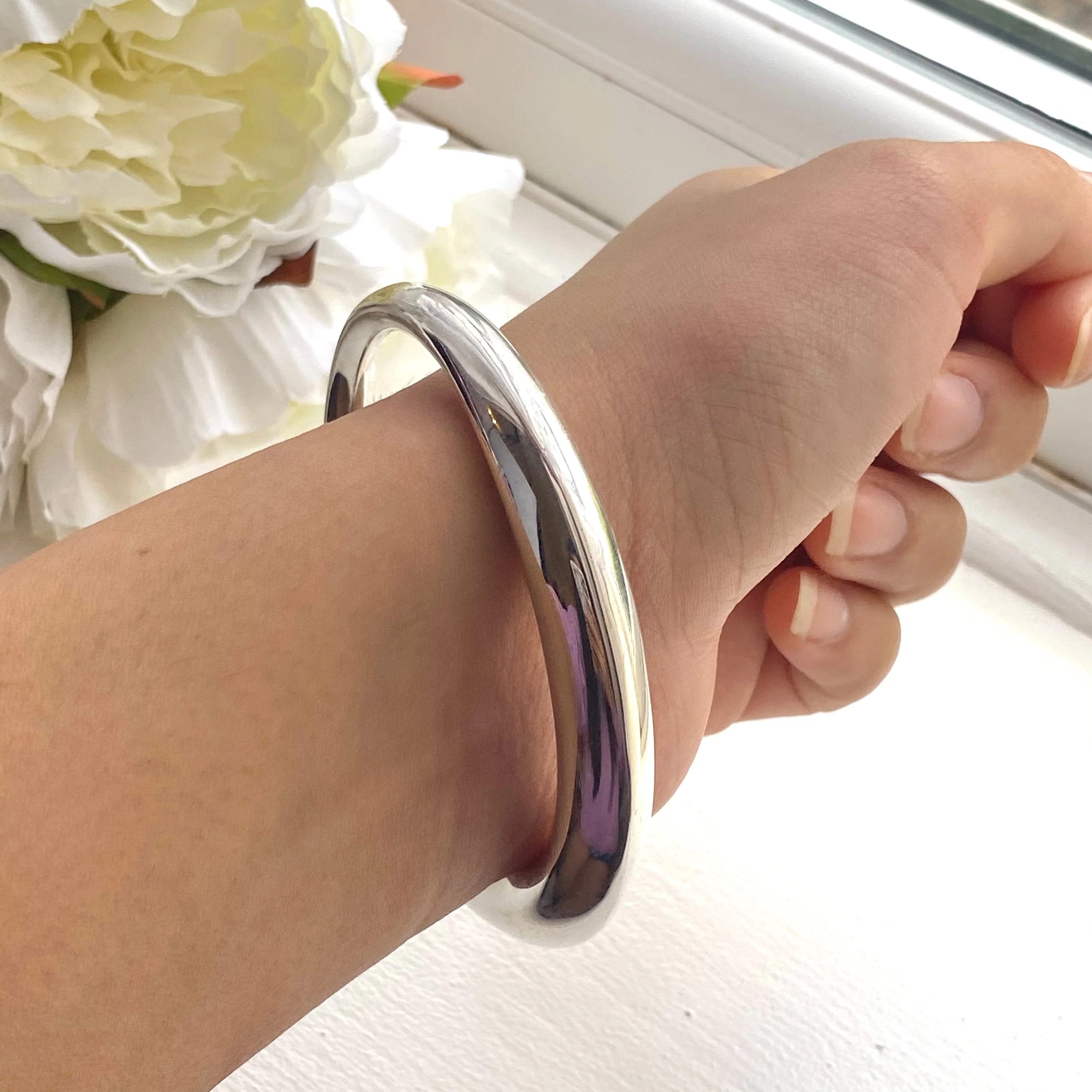 Chunky Silver Round Bangle with a Graduated Tapered Design - Image 3