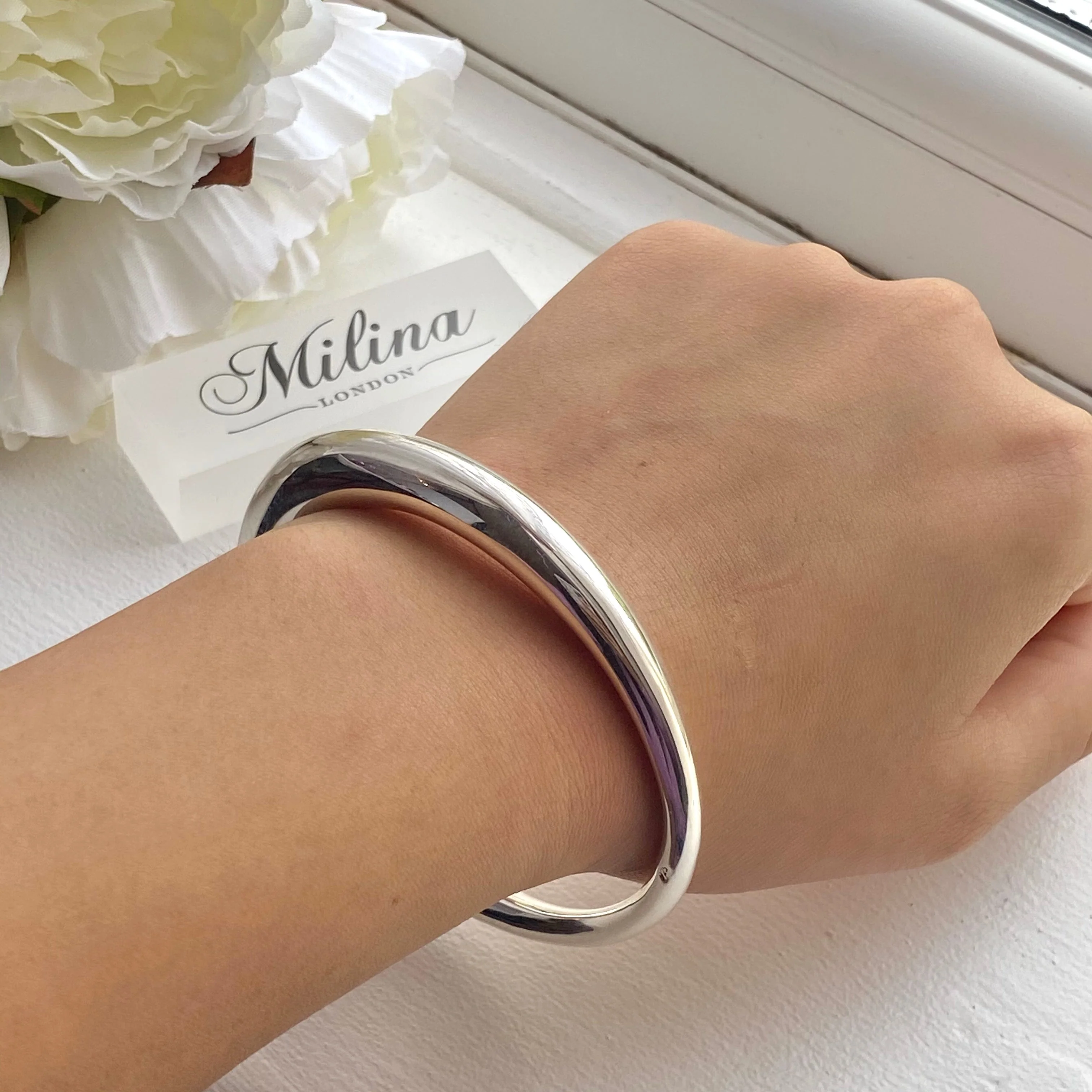 Chunky Silver Round Bangle with a Graduated Tapered Design - Image 4
