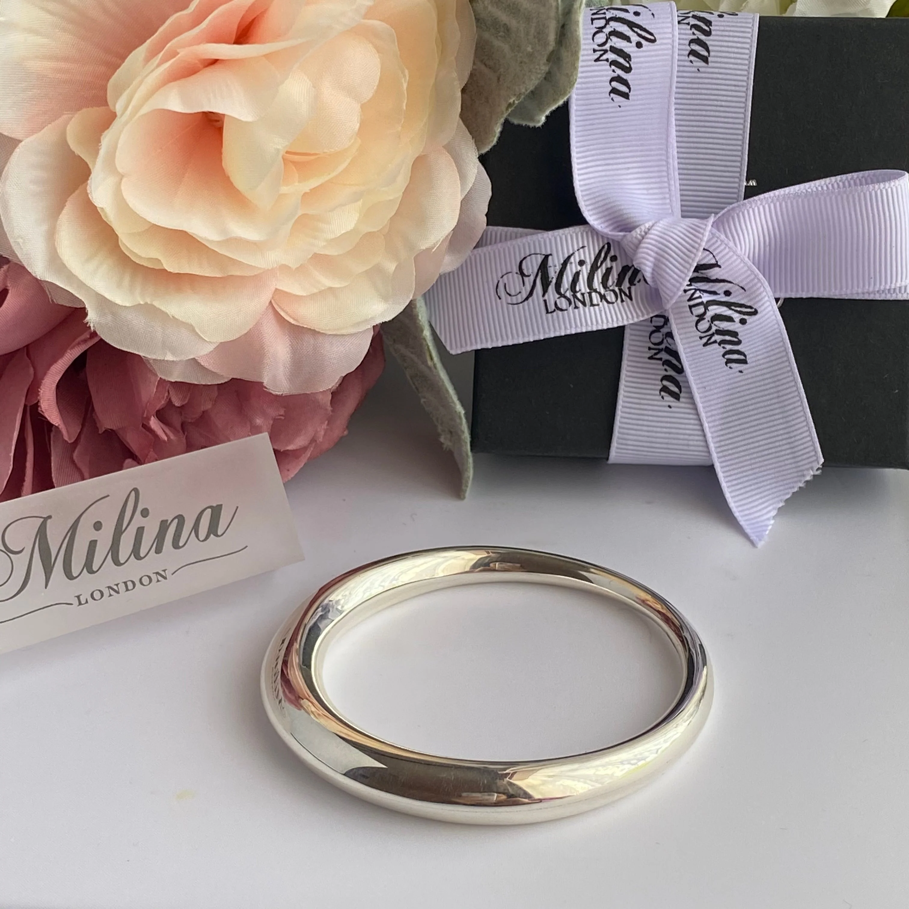 Chunky Silver Round Bangle with a Graduated Tapered Design - Image 7