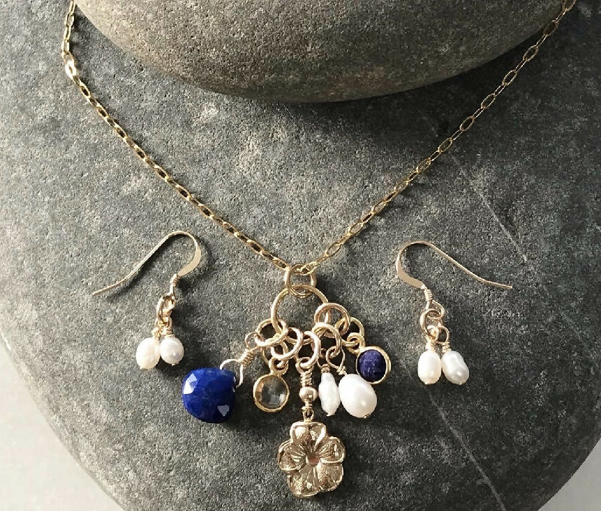 A cluster necklace jewellery set