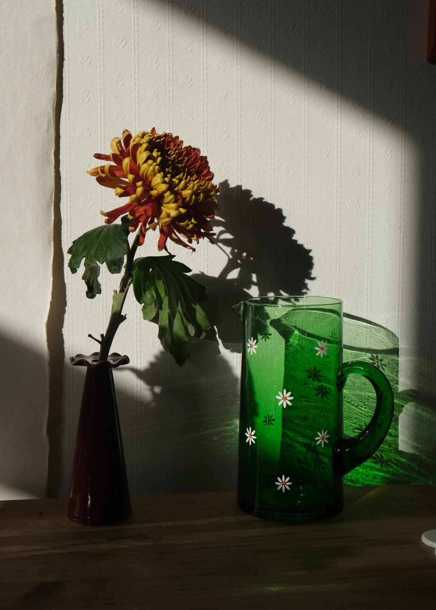 Daisy green recycled glass jug - Image 3