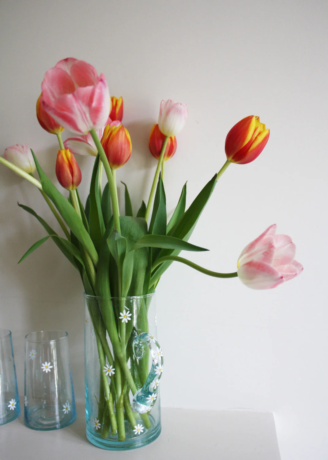 Daisy recycled glass jug - Image 2
