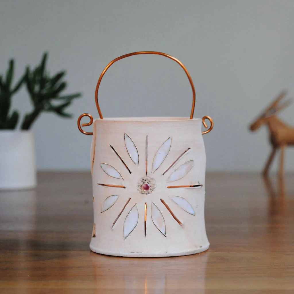 Daisy Tealight Holder in White or Burgundy Red - Image 2