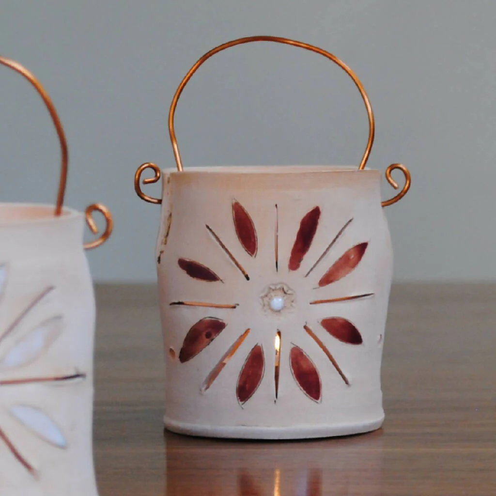 Daisy Tealight Holder in White or Burgundy Red - Image 3