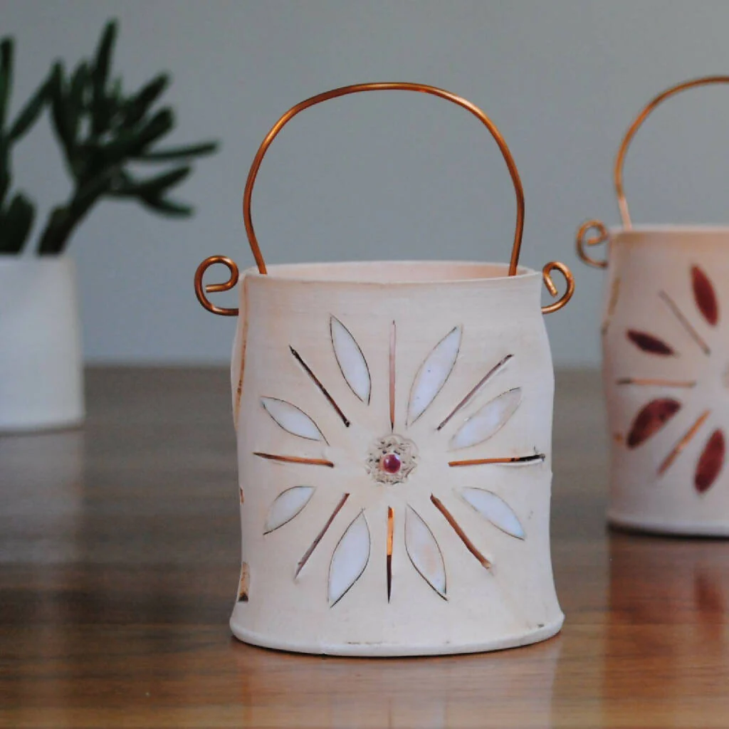 Daisy Tealight Holder in White or Burgundy Red - Image 4