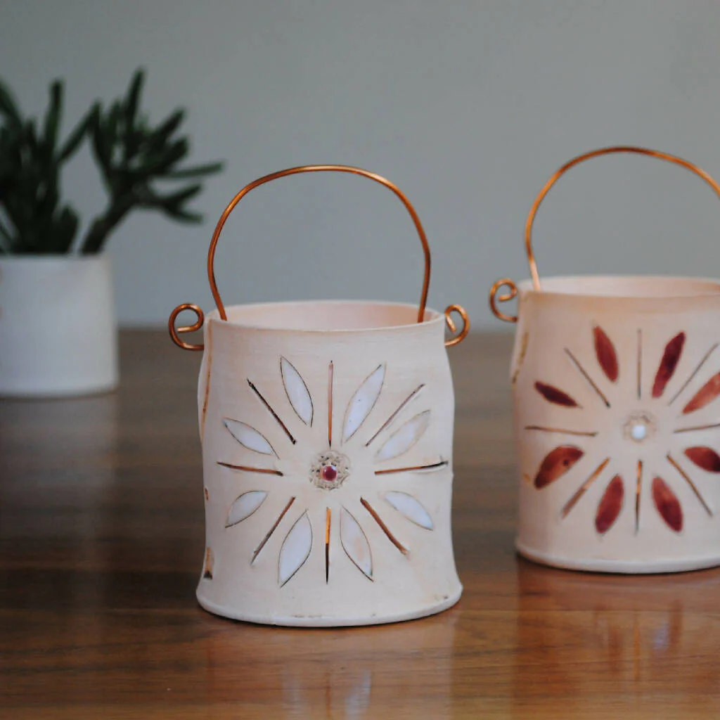 Daisy Tealight Holder in White or Burgundy Red - Image 5