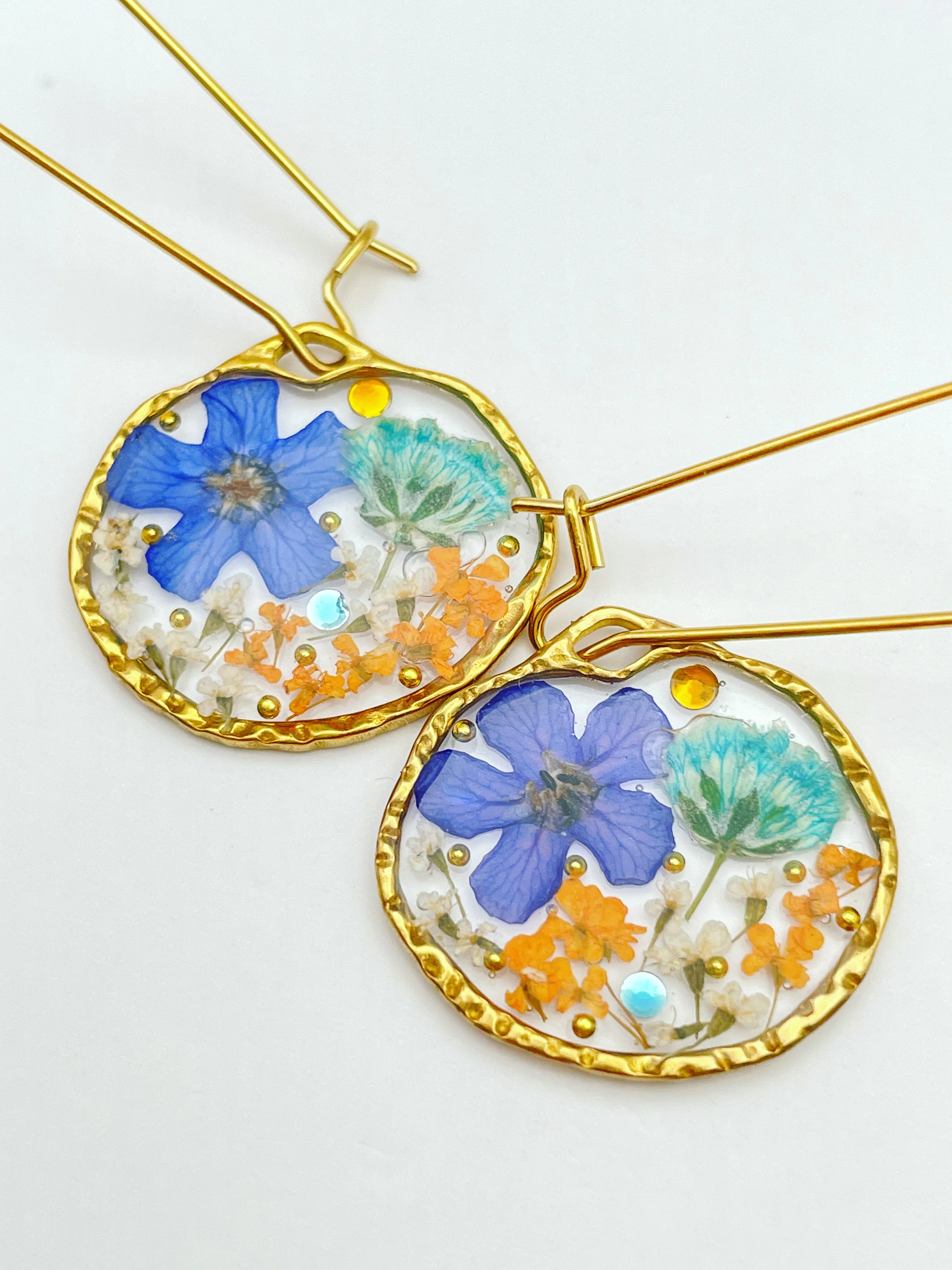 Dangle earrings with flowers in vintage colours