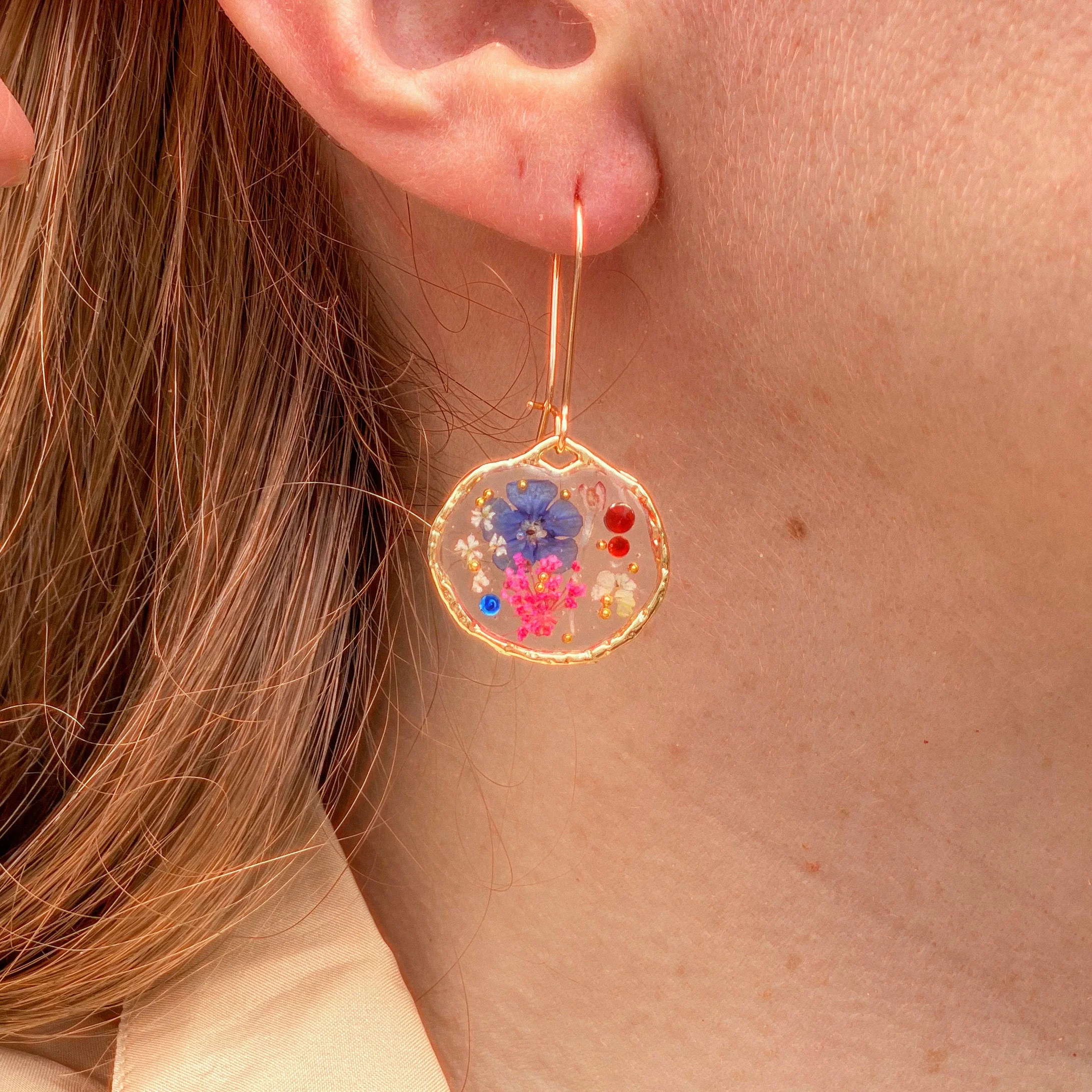 Dangle earrings with flowers in vintage colours - Image 2