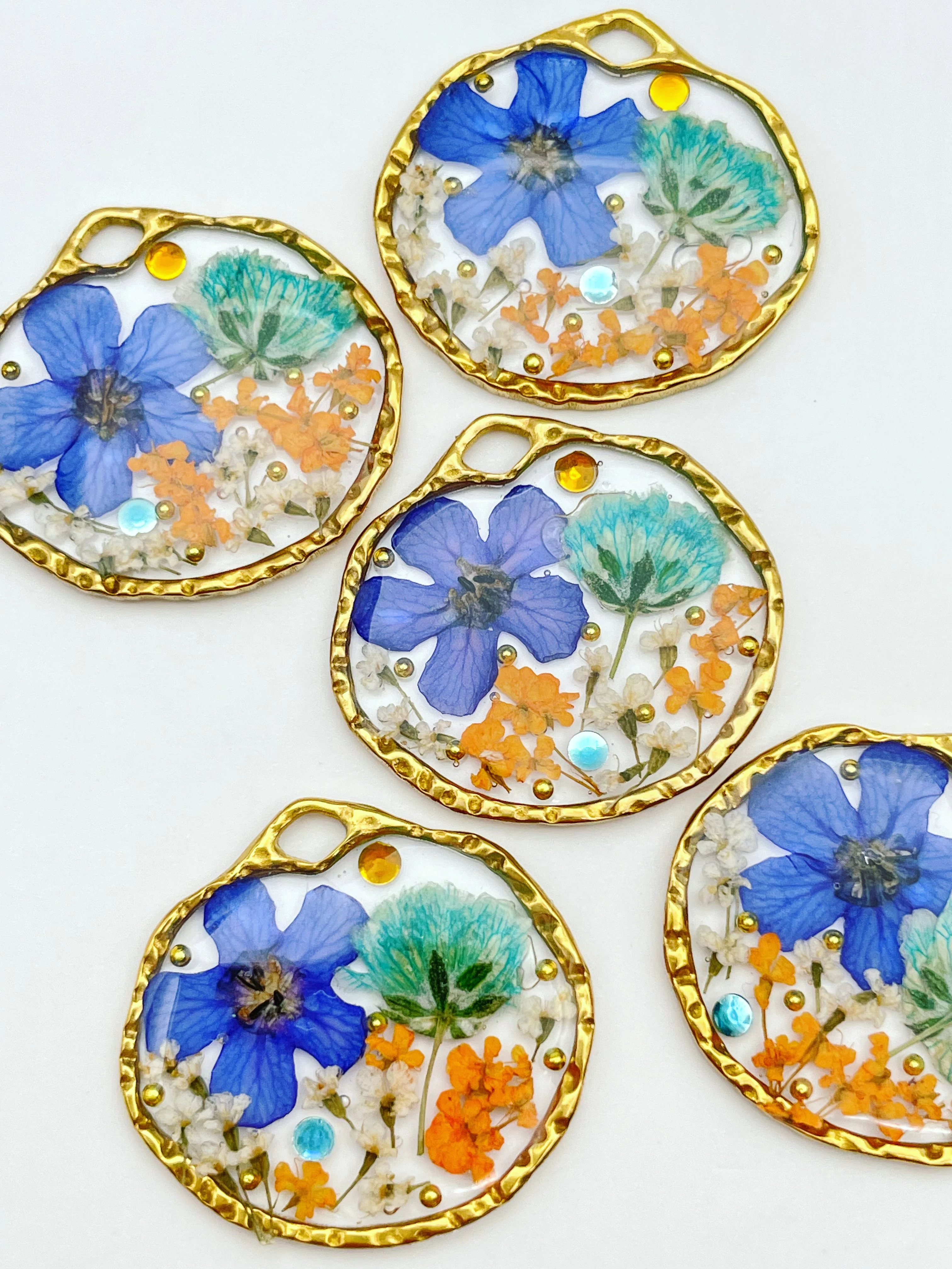 Dangle earrings with flowers in vintage colours - Image 4