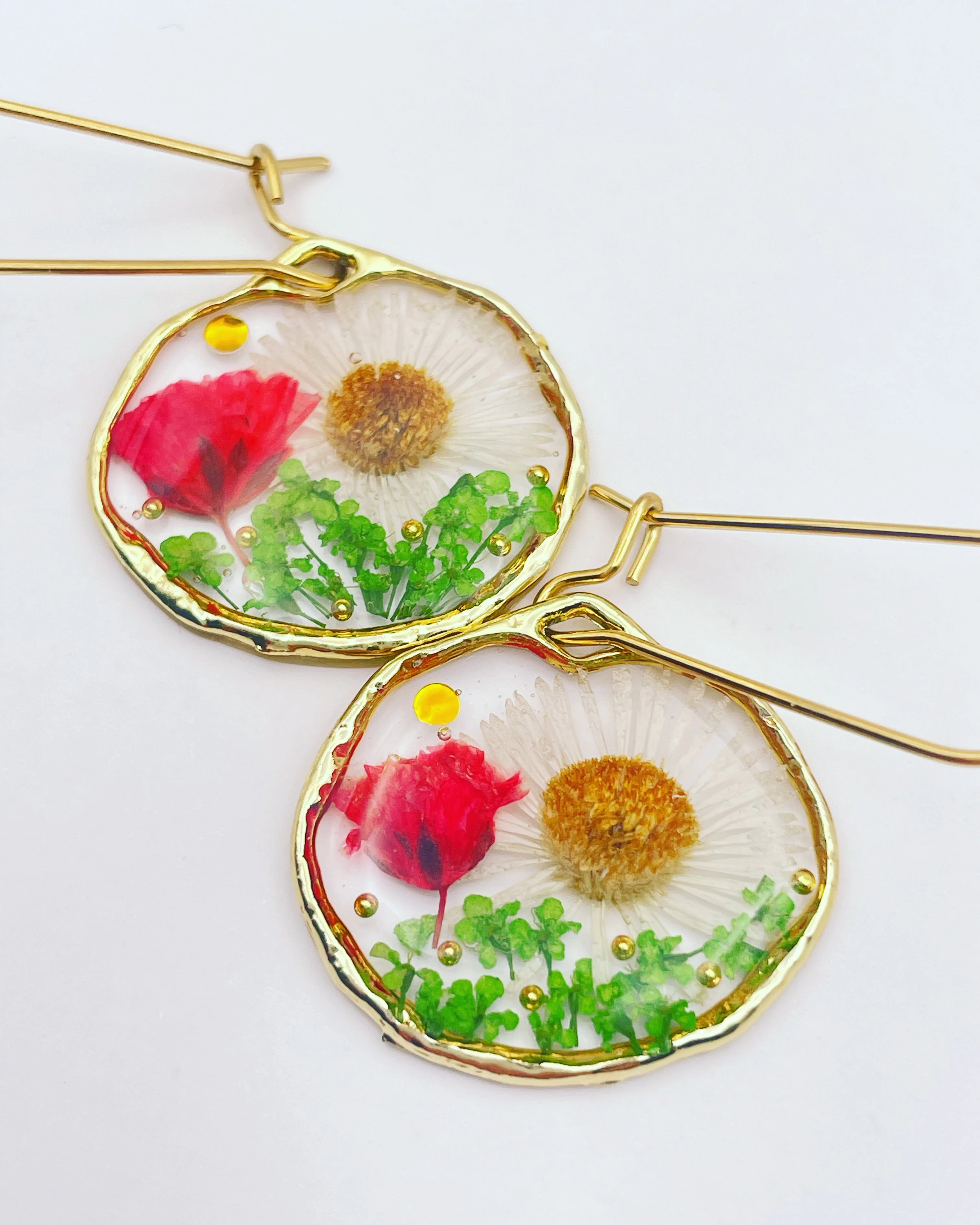 Dangle earrings with poppy and daisy flowers