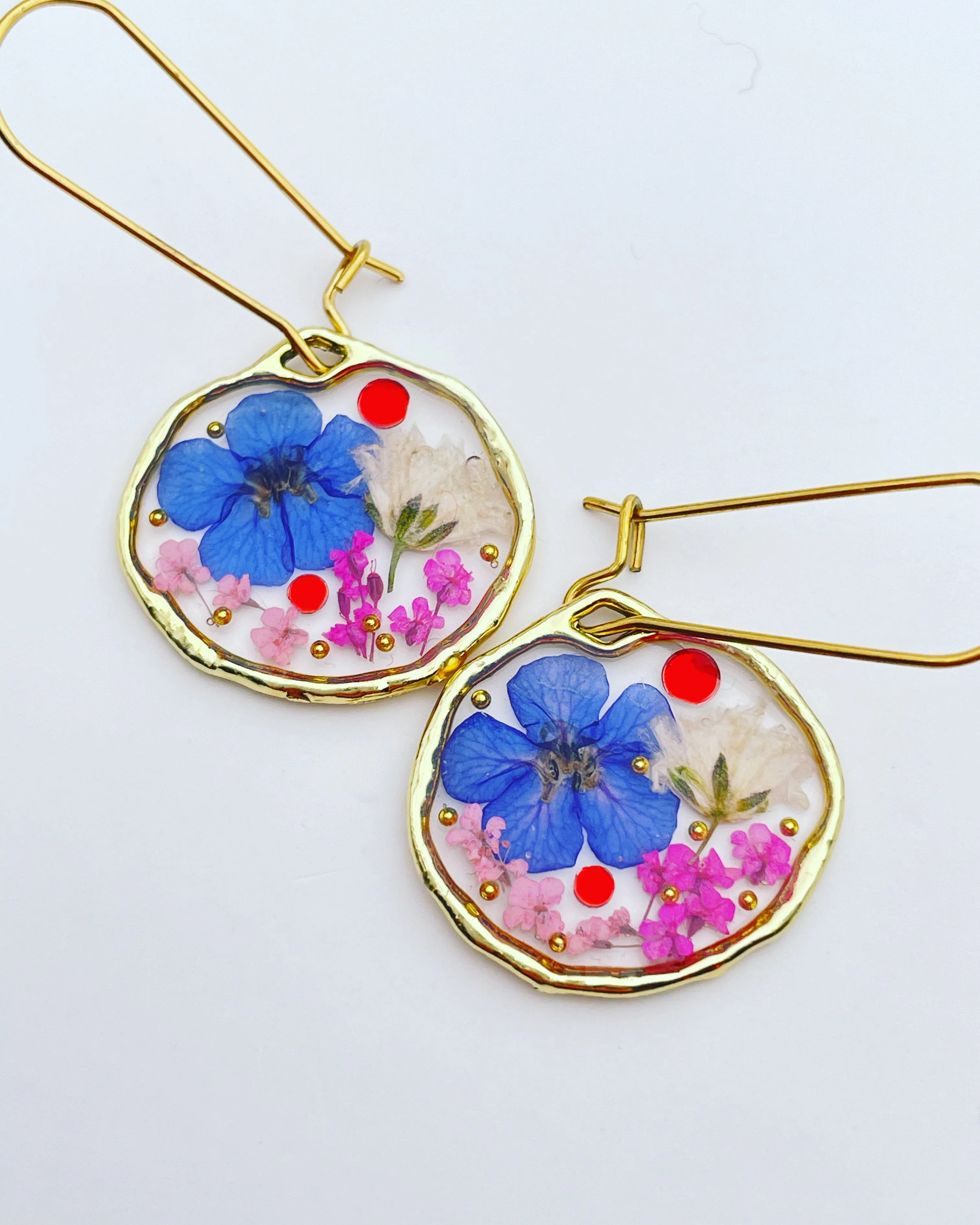 Dangle earrings with real flowers