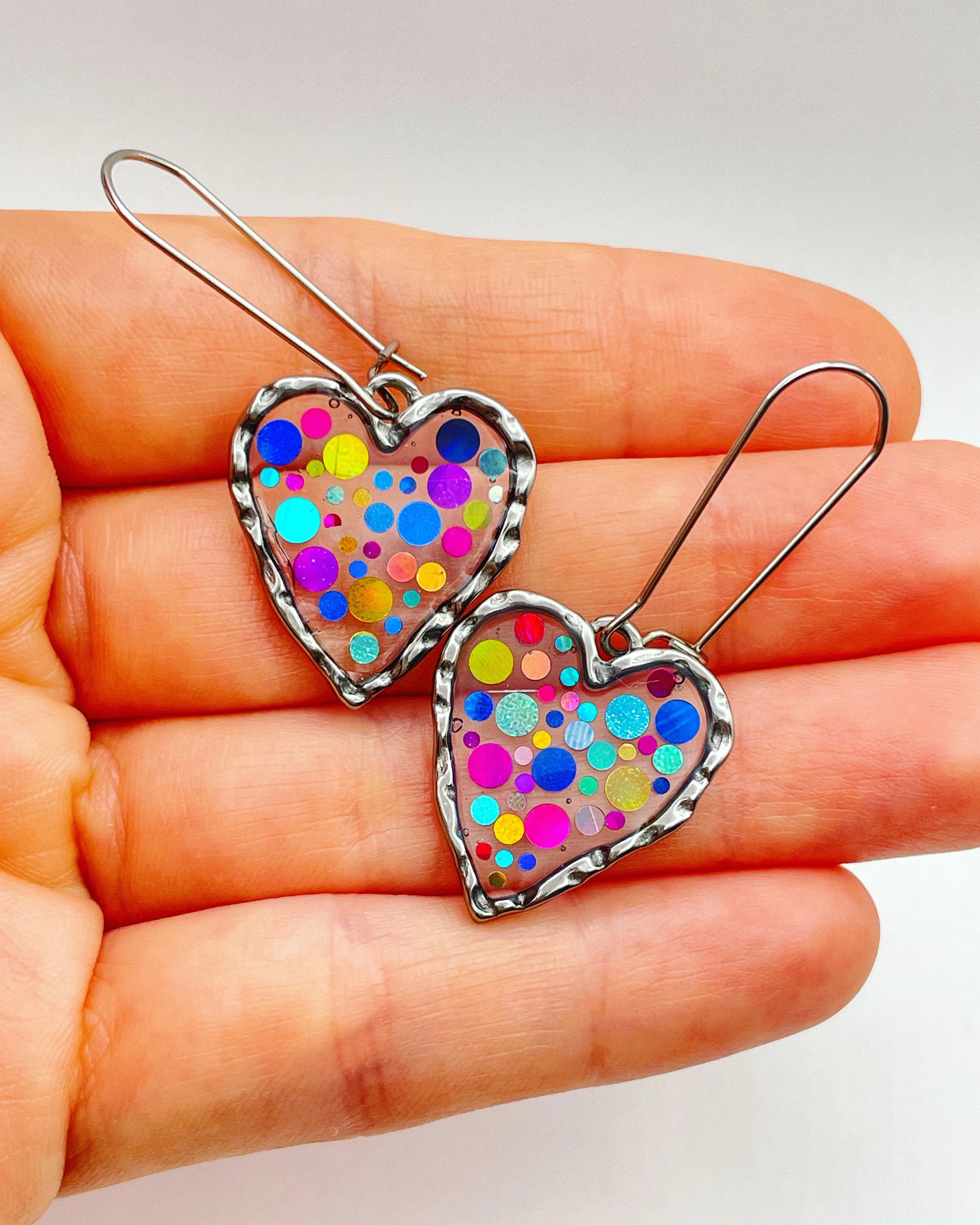 Disco heart earrings with colourful sparkles - Image 8