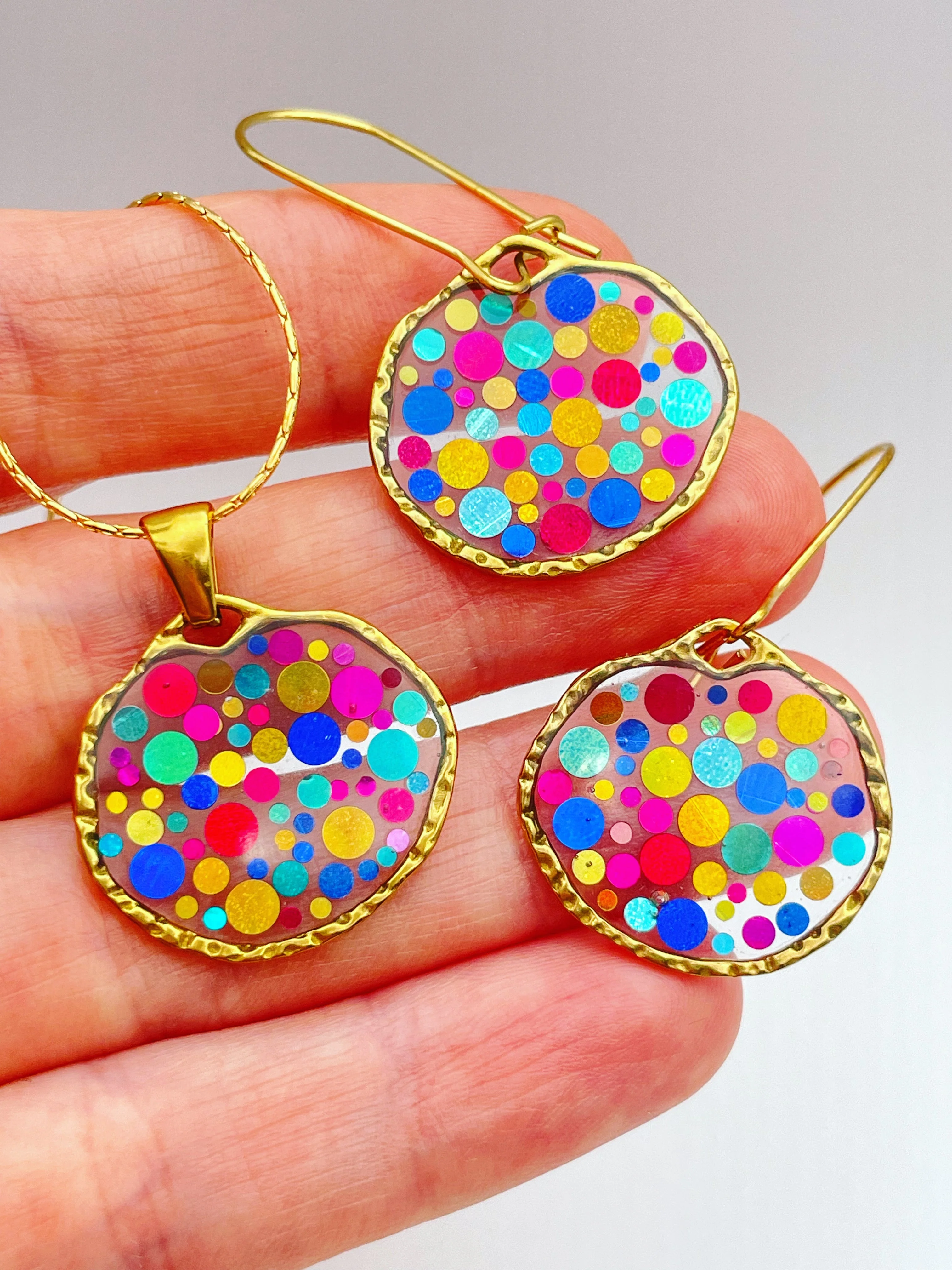 Small statement disco necklace with colourful sequins - Image 3