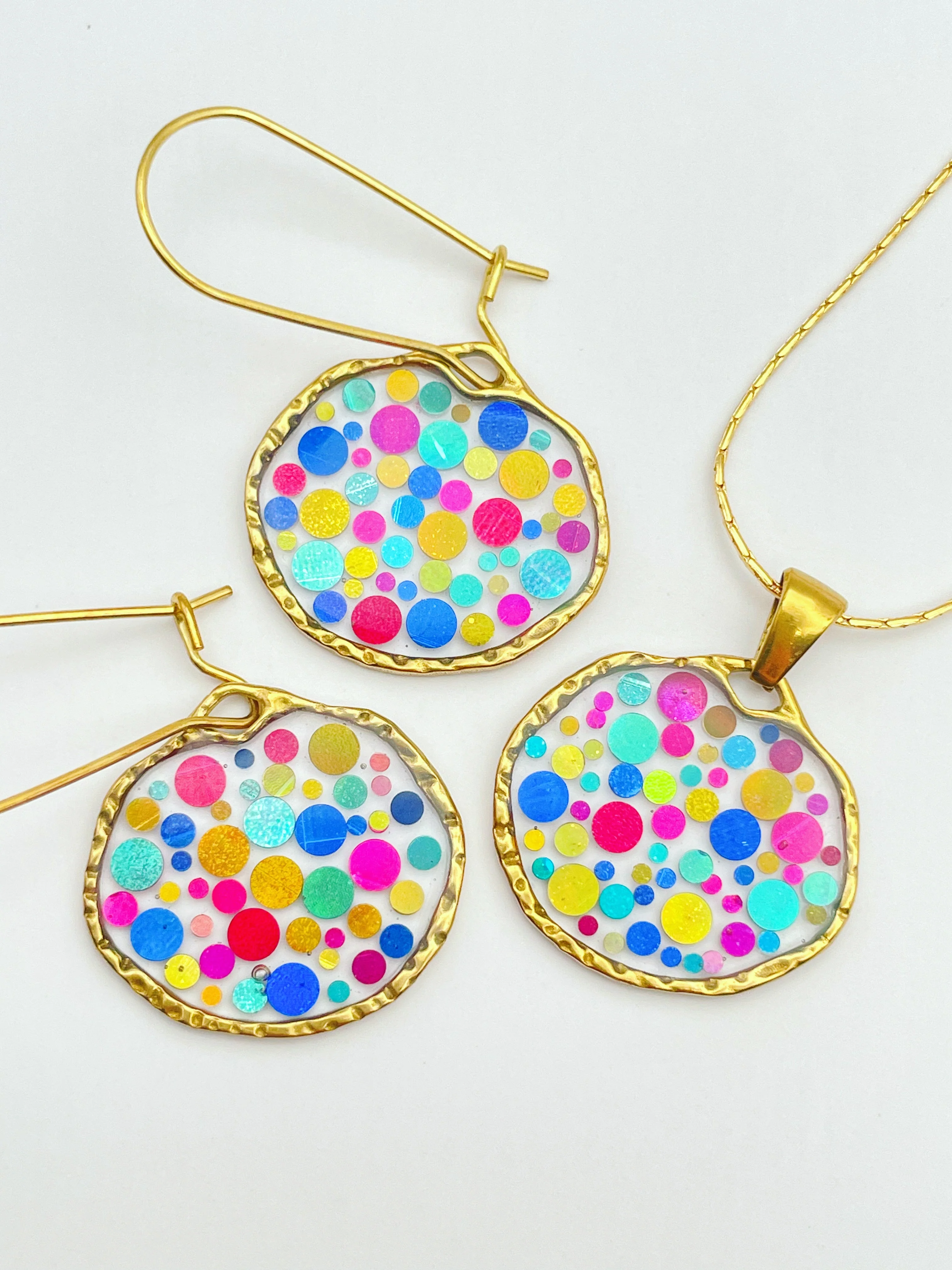 Small statement disco necklace with colourful sequins - Image 6