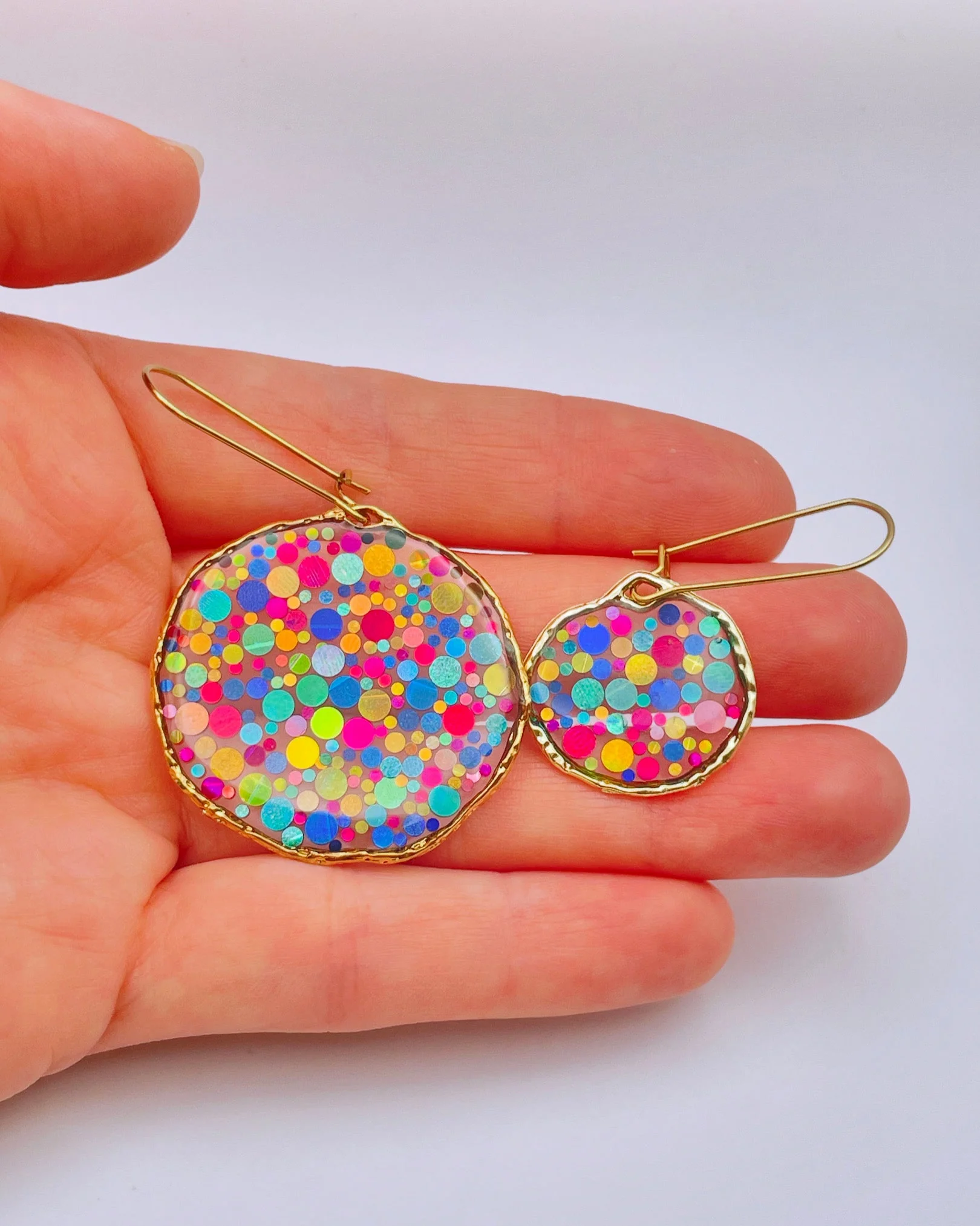 Small statement disco necklace with colourful sequins - Image 7