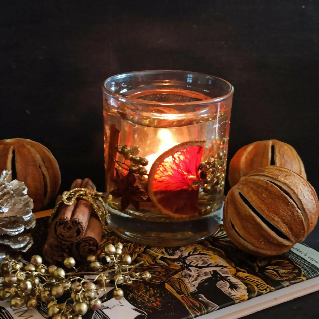 FESTIVE ORANGE AND SPICE BOTANICAL SCENTED CANDLE (MED) - Image 3