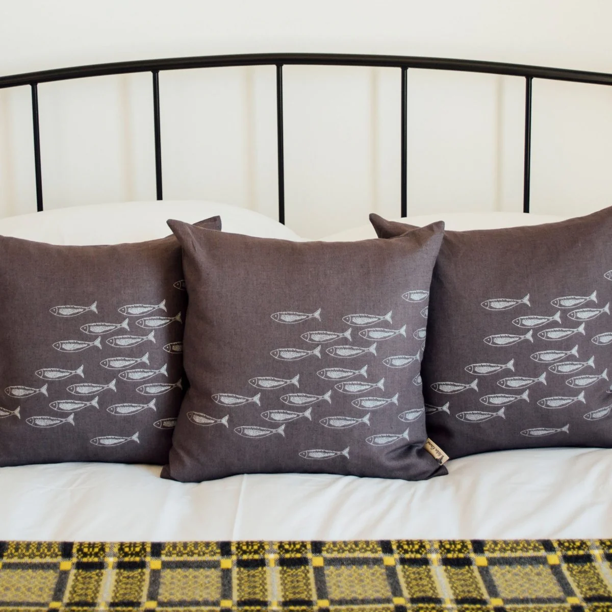 Fish Cushion Pure Linen - Image 4