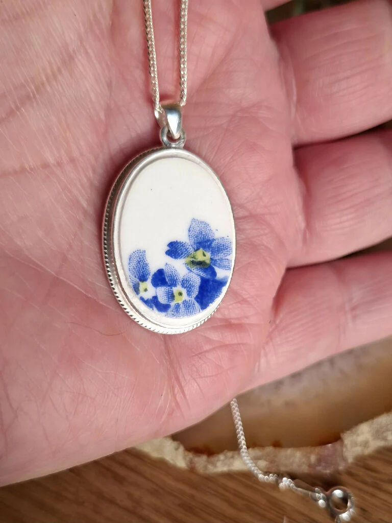 Forget me not broken china with crest silver pendant - Image 4
