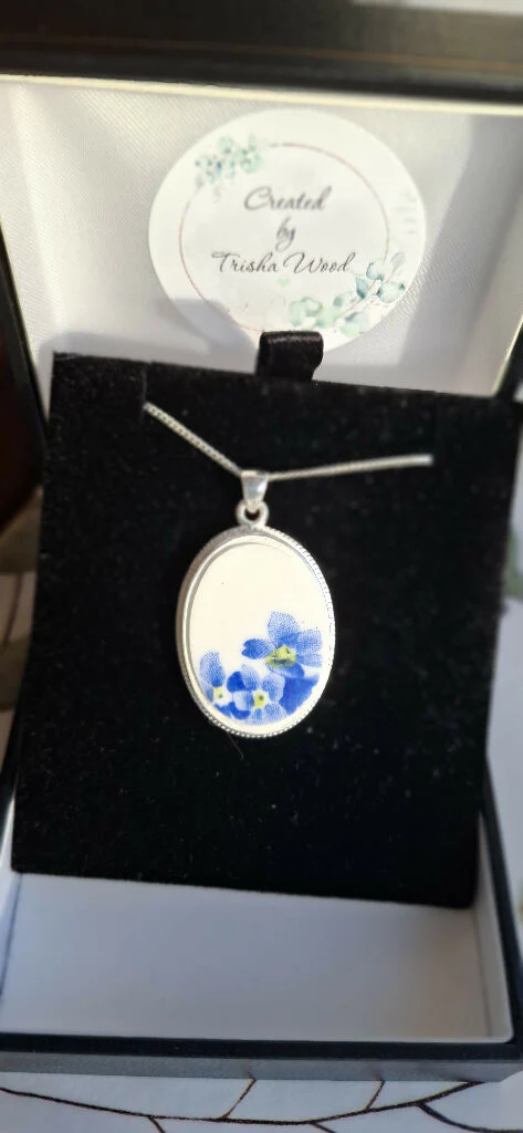 Forget me not broken china with crest silver pendant - Image 8