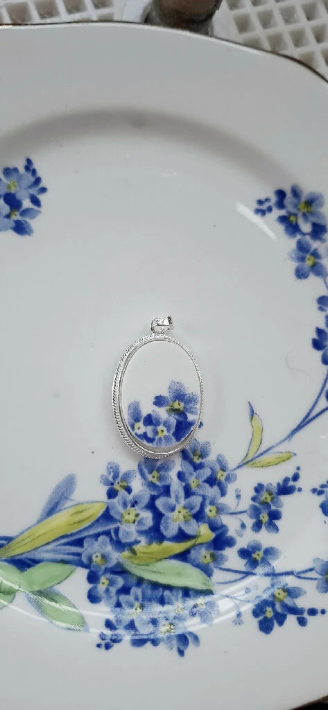 Forget me not broken china with crest silver pendant - Image 9