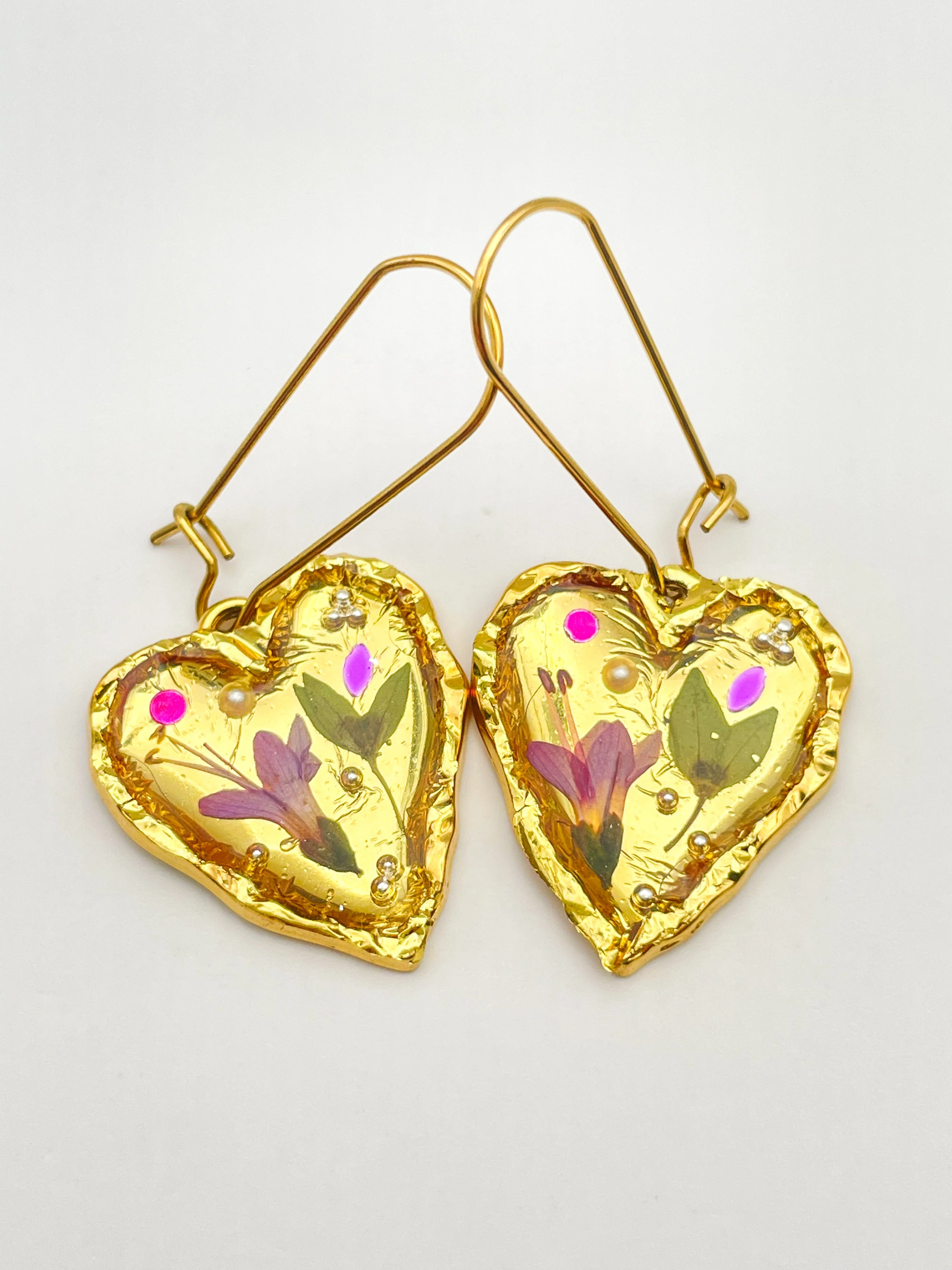 Gold heart earrings with lily flowers - Image 4