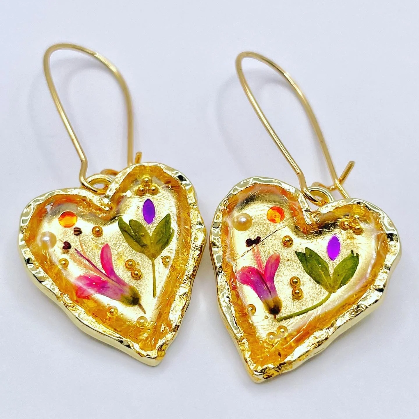 Gold heart earrings with lily flowers - Image 5