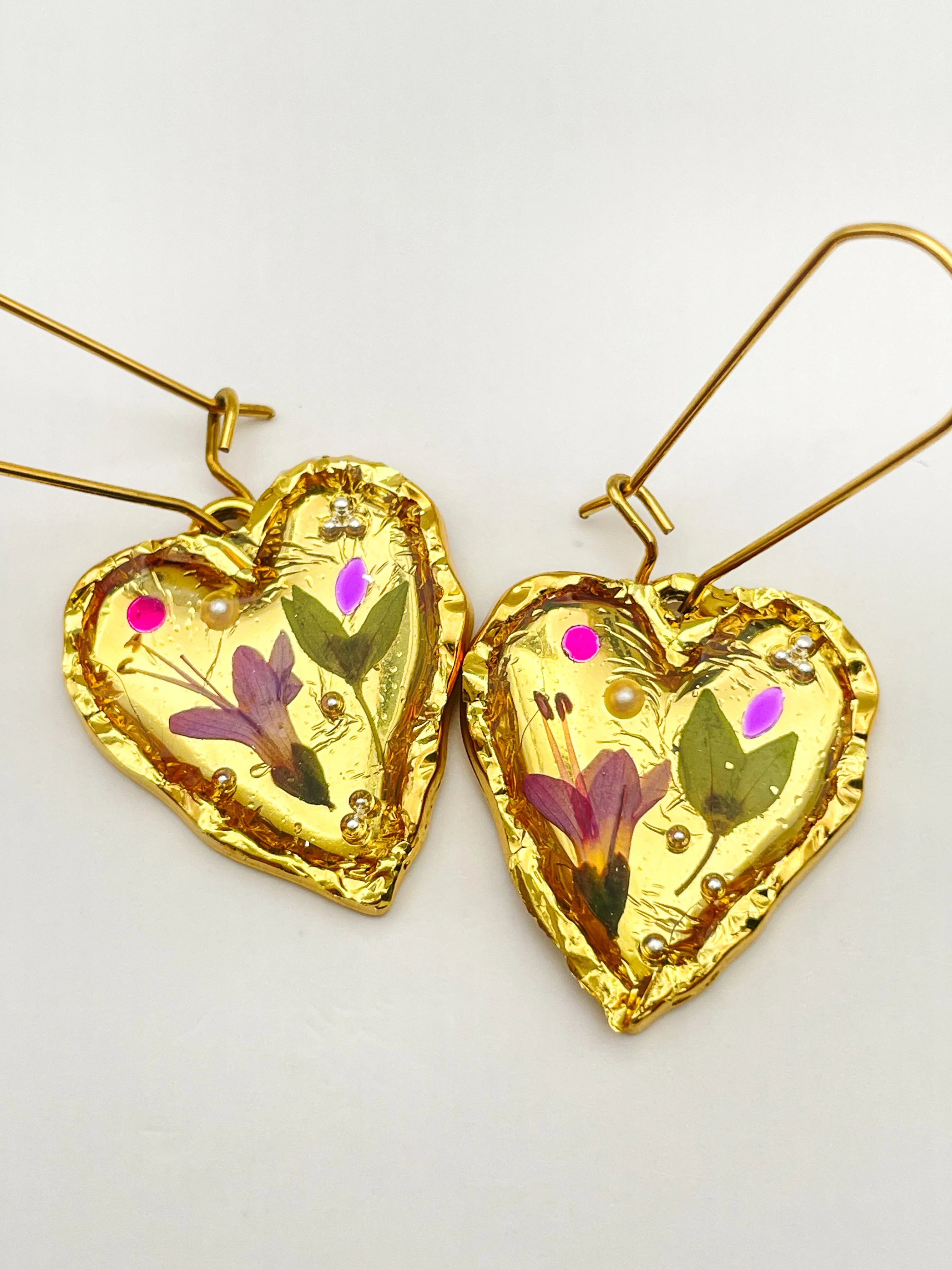 Gold heart earrings with lily flowers - Image 7