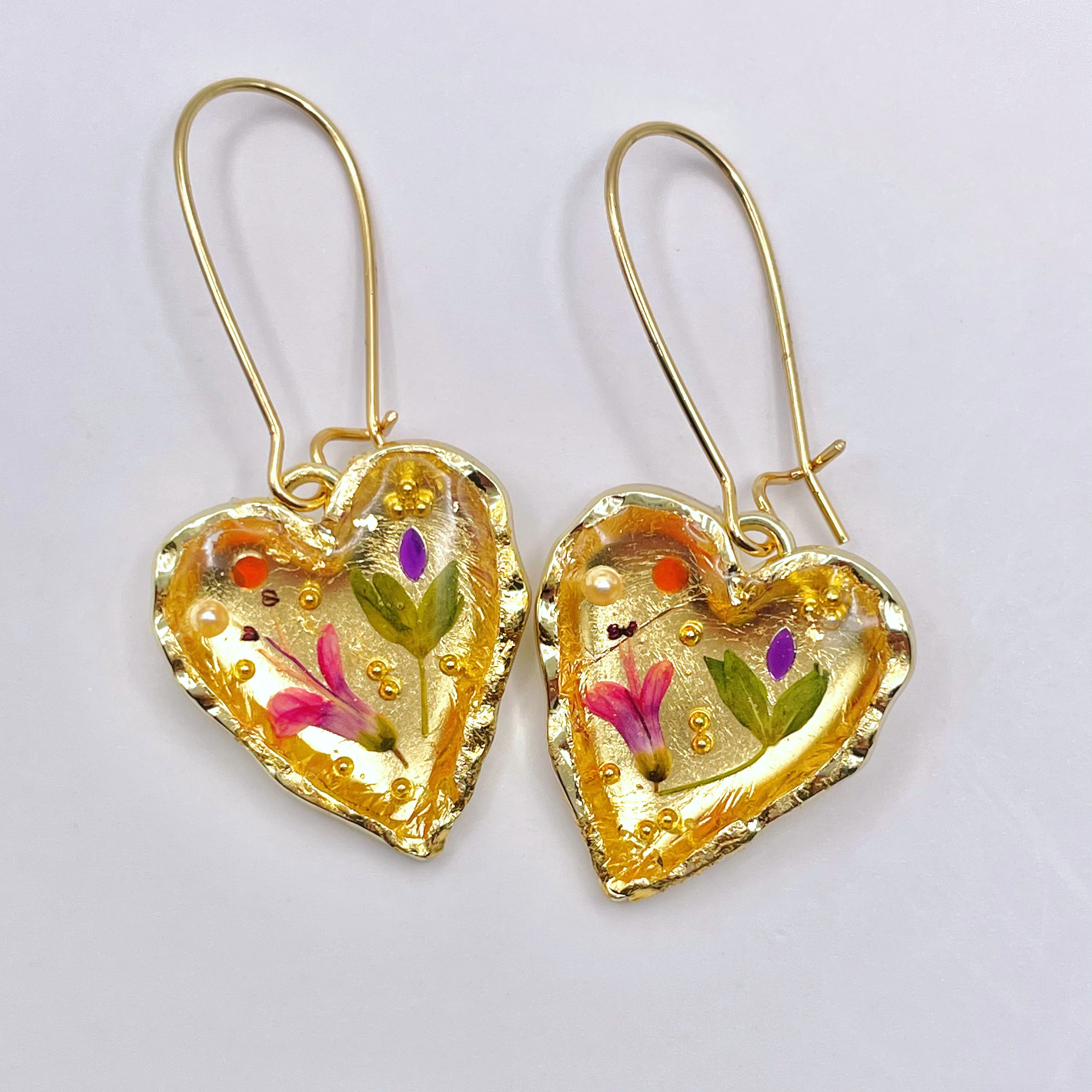 Gold heart earrings with lily flowers - Image 8