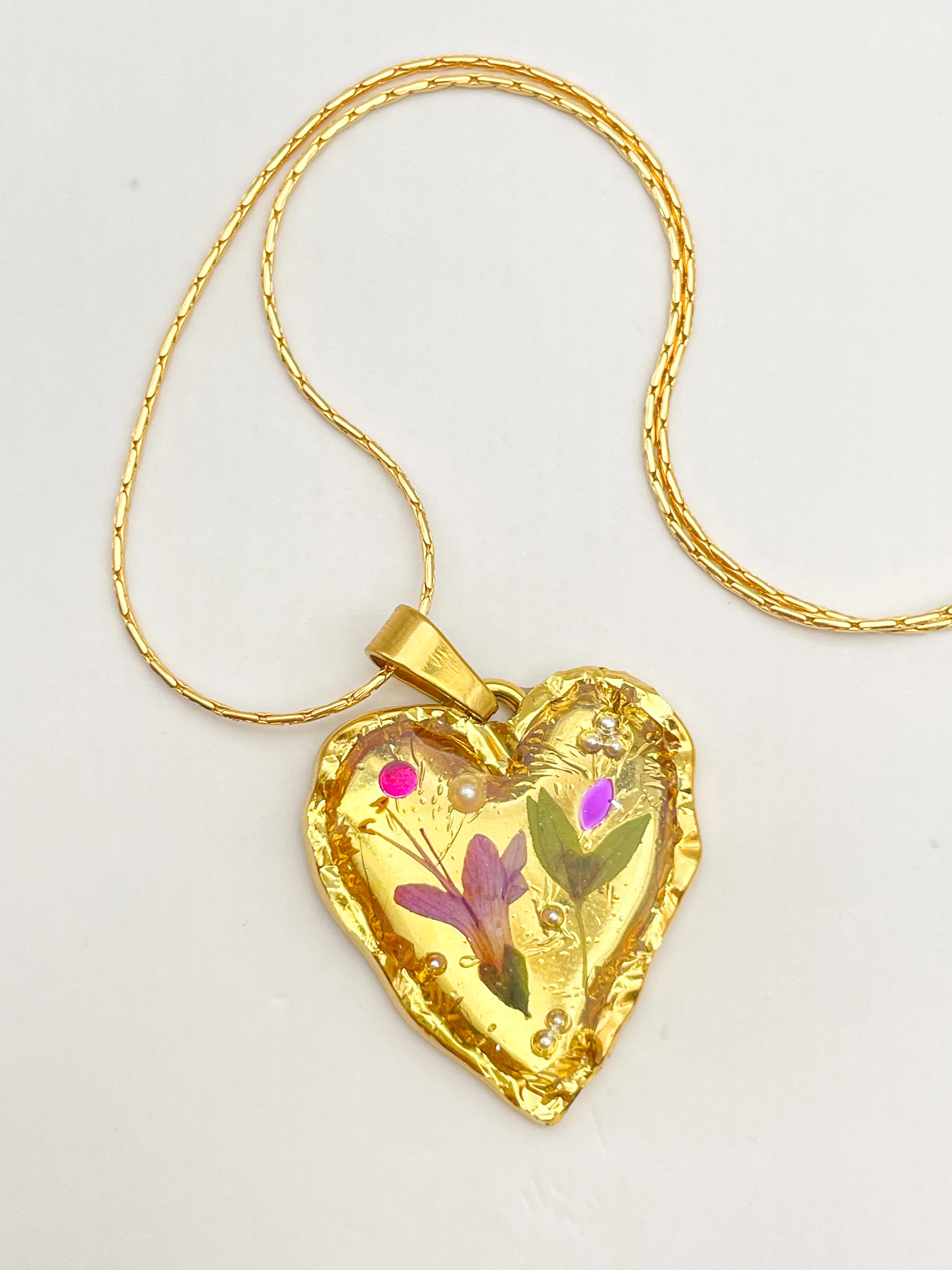 Gold heart necklace with lily flowers - Image 2