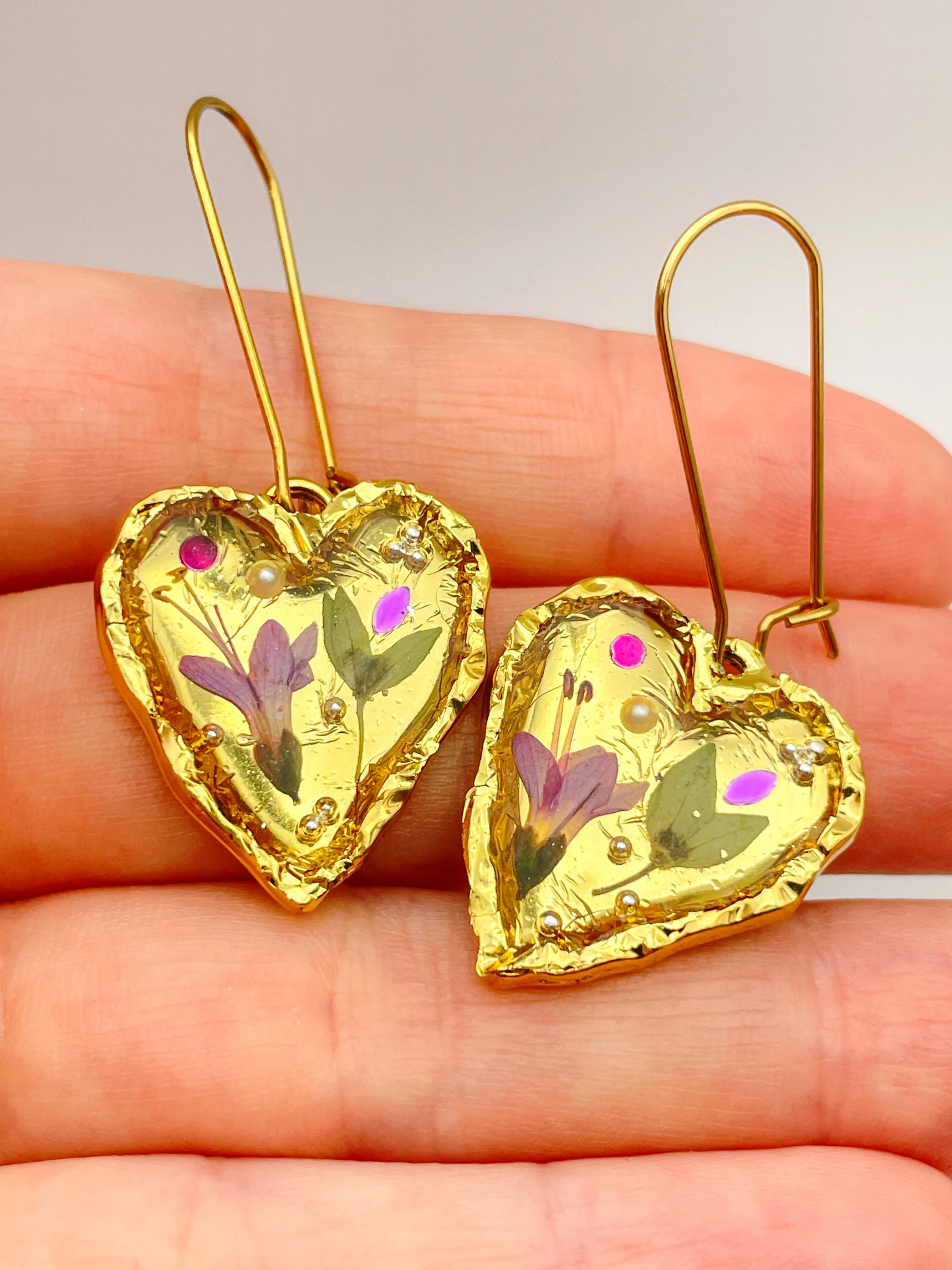 Gold heart necklace with lily flowers - Image 3