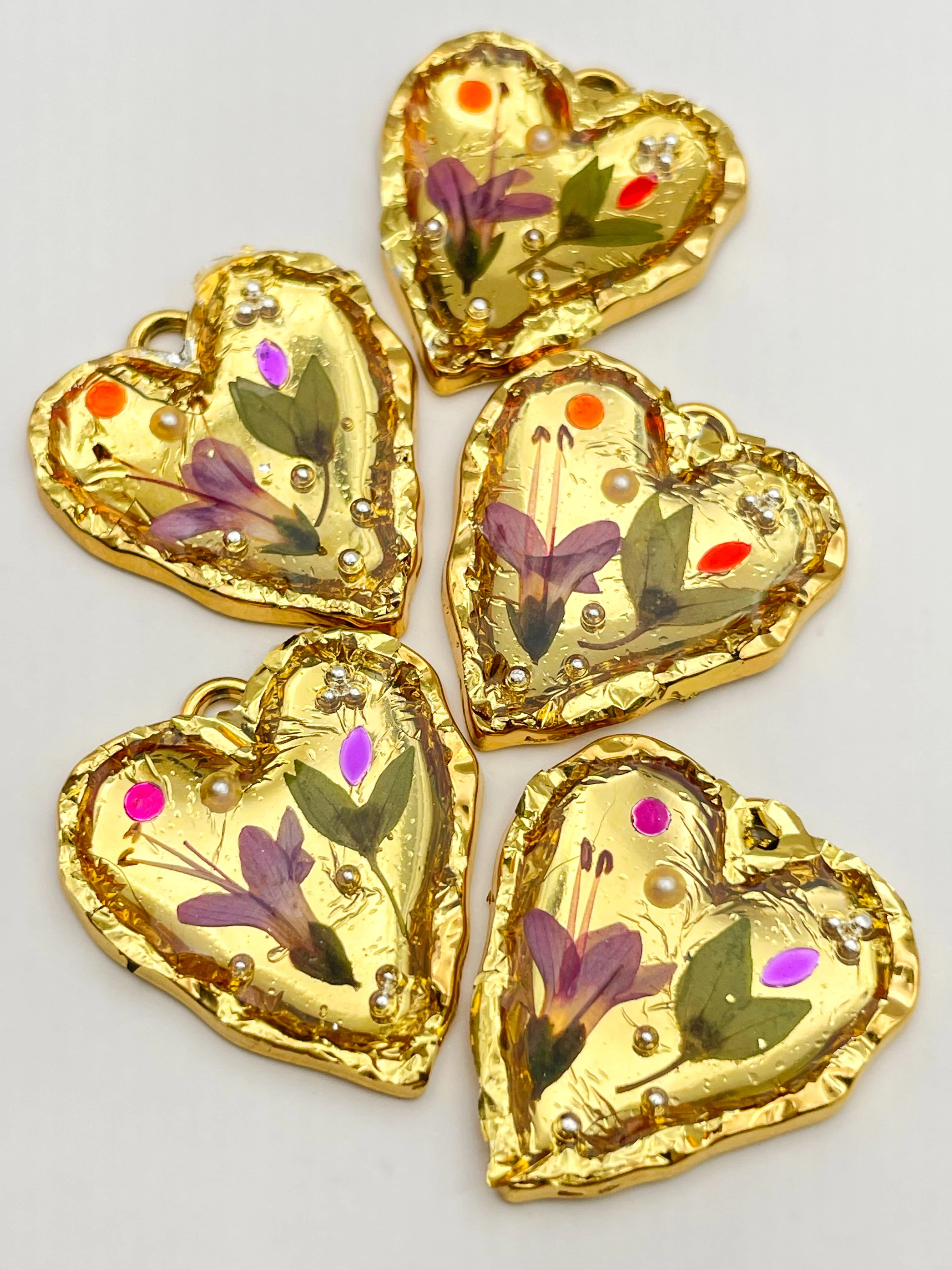 Gold heart necklace with lily flowers - Image 5