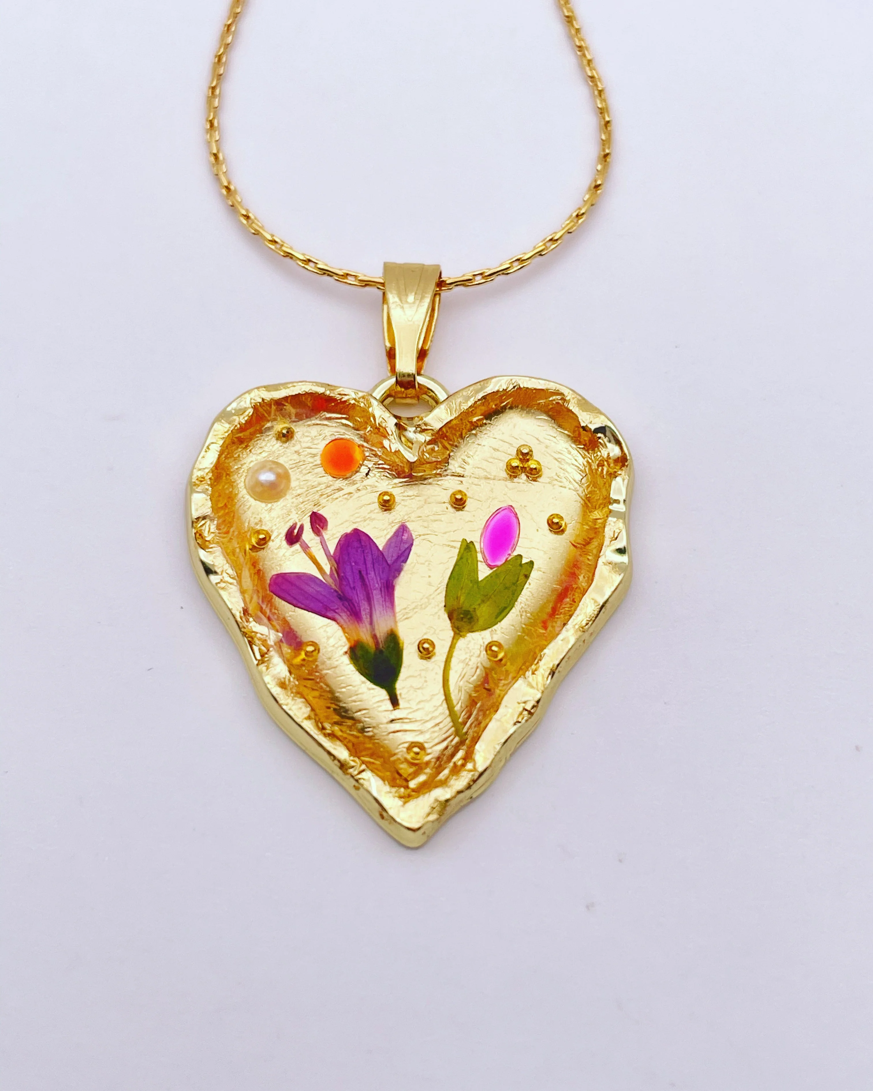 Gold heart necklace with lily flowers - Image 6