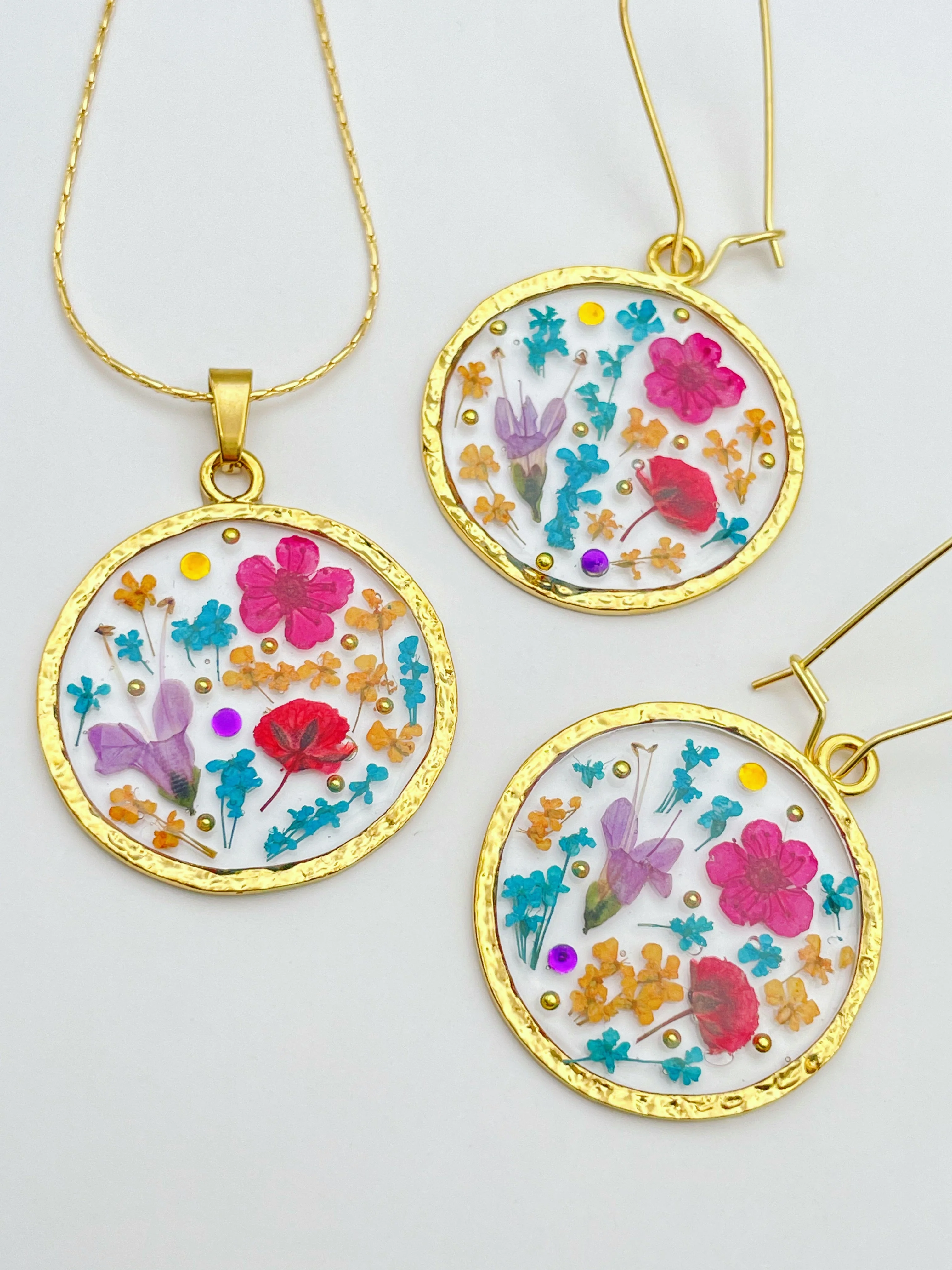 Gold statement earrings with pink flowers - Image 4